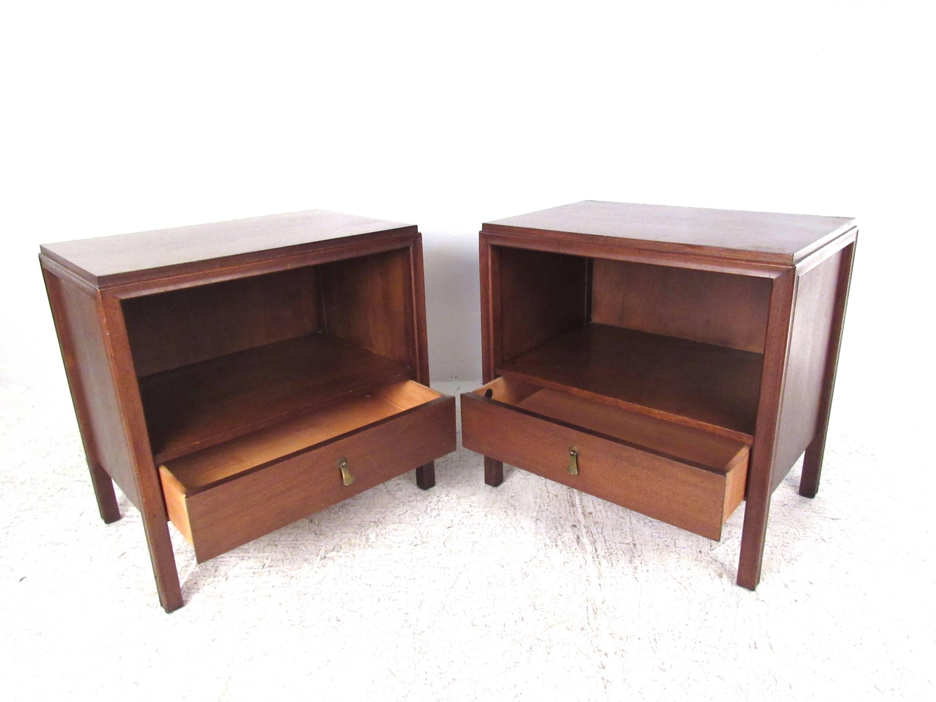 Pair of Mid-Century Modern John Stuart Nightstands In Good Condition In Brooklyn, NY