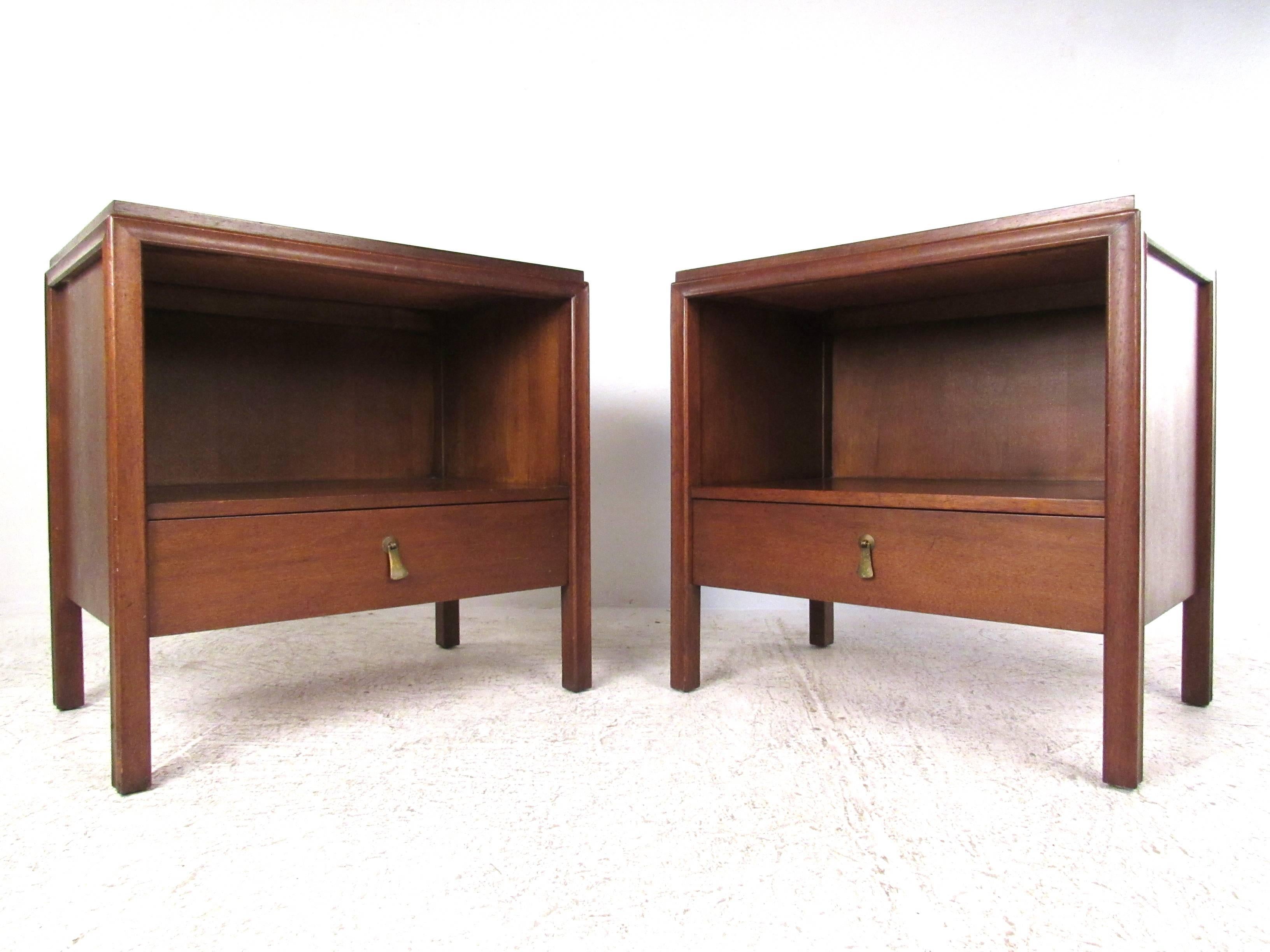 Pair of Mid-Century Modern John Stuart Nightstands (Mitte des 20. Jahrhunderts)