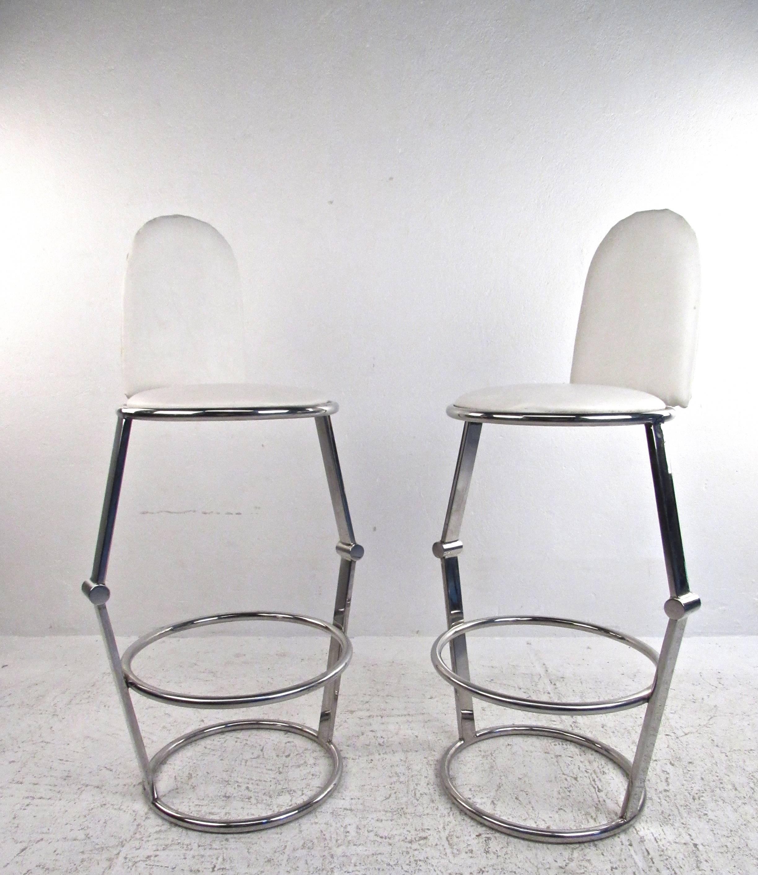 Pair of Mid-Century Style Chrome and Vinyl Bar Stools In Good Condition For Sale In Brooklyn, NY