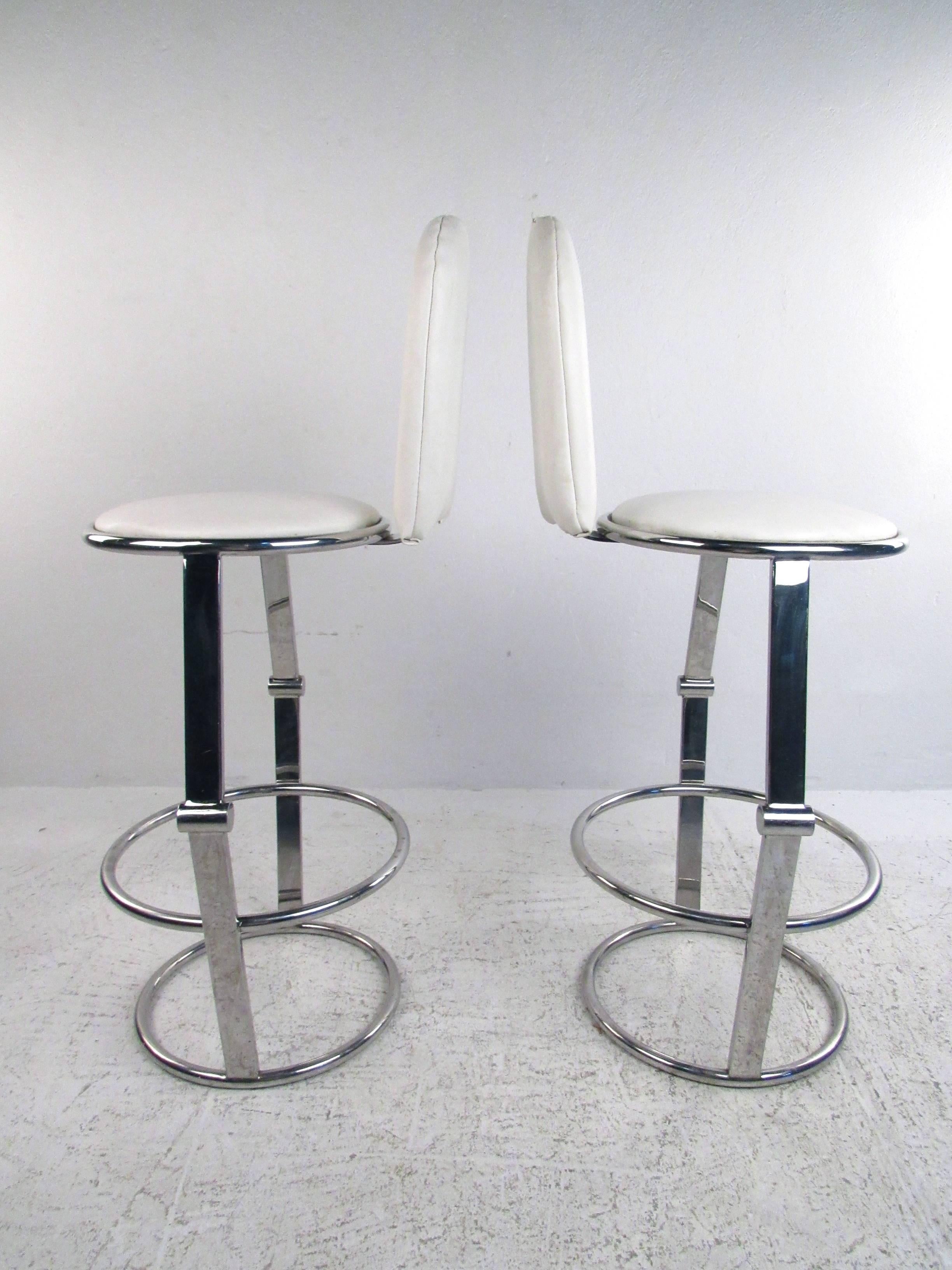 Mid-Century Modern Pair of Mid-Century Style Chrome and Vinyl Bar Stools For Sale