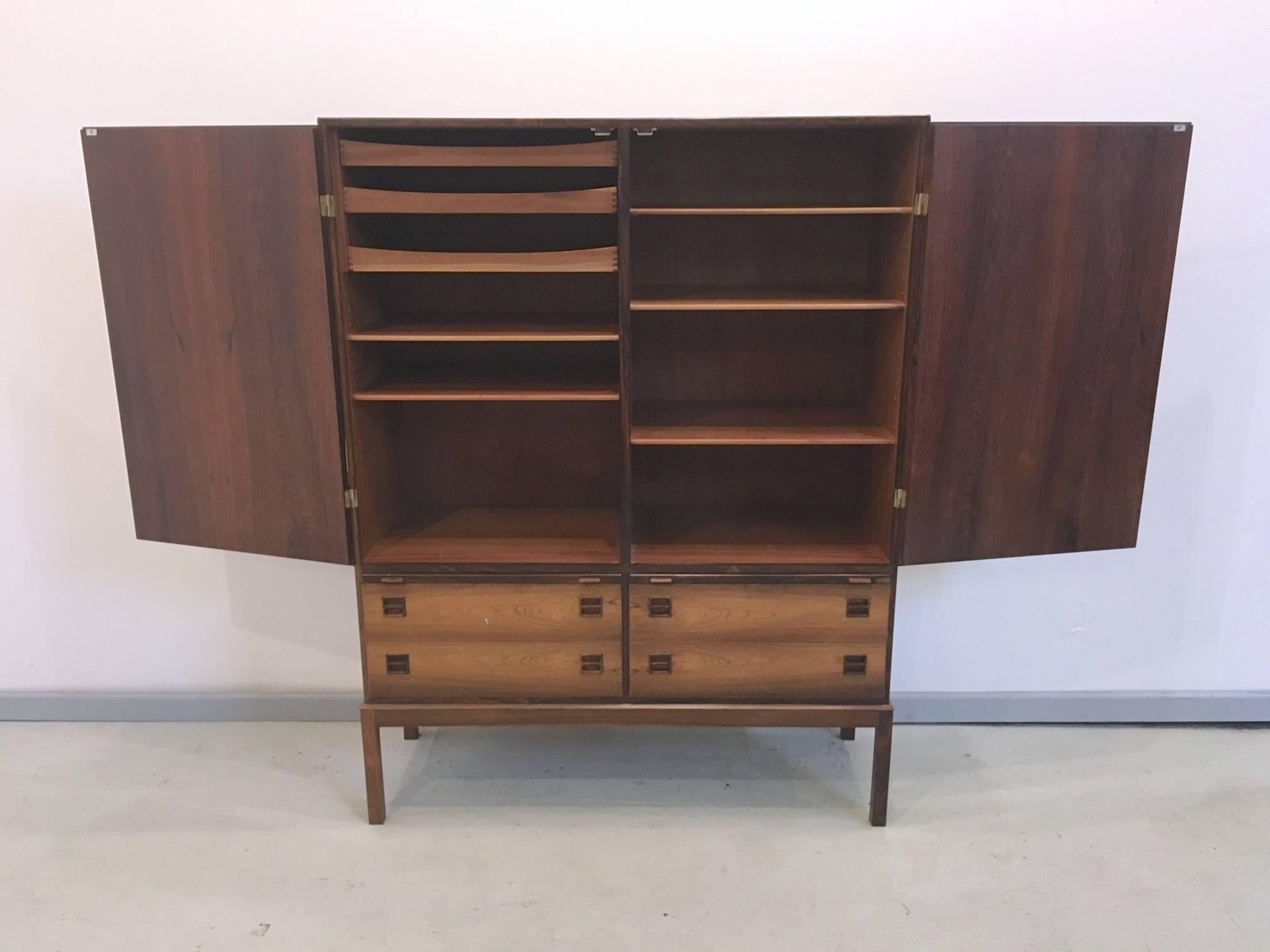 Gorgeous Mid-Century Modern chest with rosewood grain. Two-door top cabinet with shelves and drawers, four bottom drawers with butterfly joints and two pull-out shelves.

Item is in our New Hampshire warehouse and not available for viewing.
 