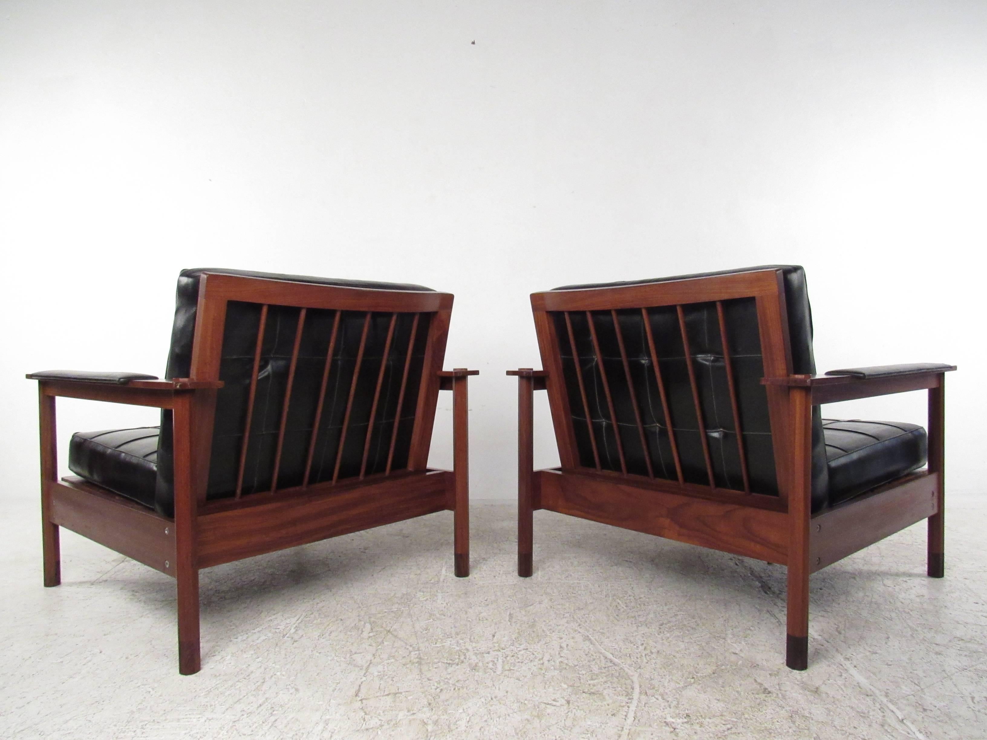Mid-20th Century Pair of Stylish Mid-Century Modern Lounge Chairs