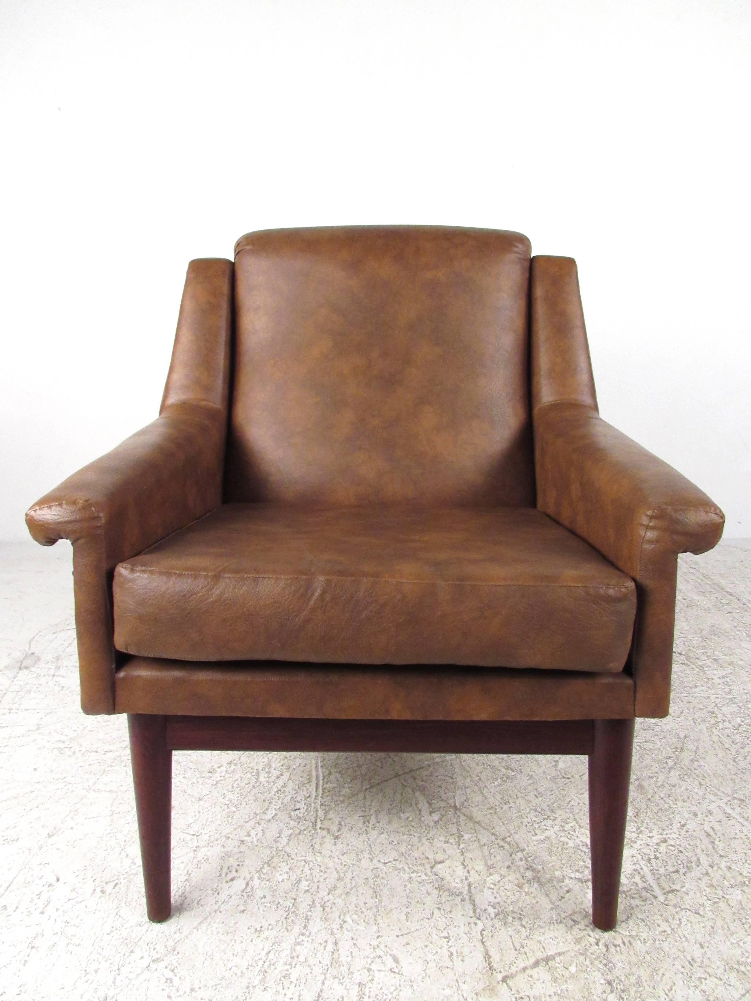Pair Danish Modern Lounge Chairs In Good Condition For Sale In Brooklyn, NY