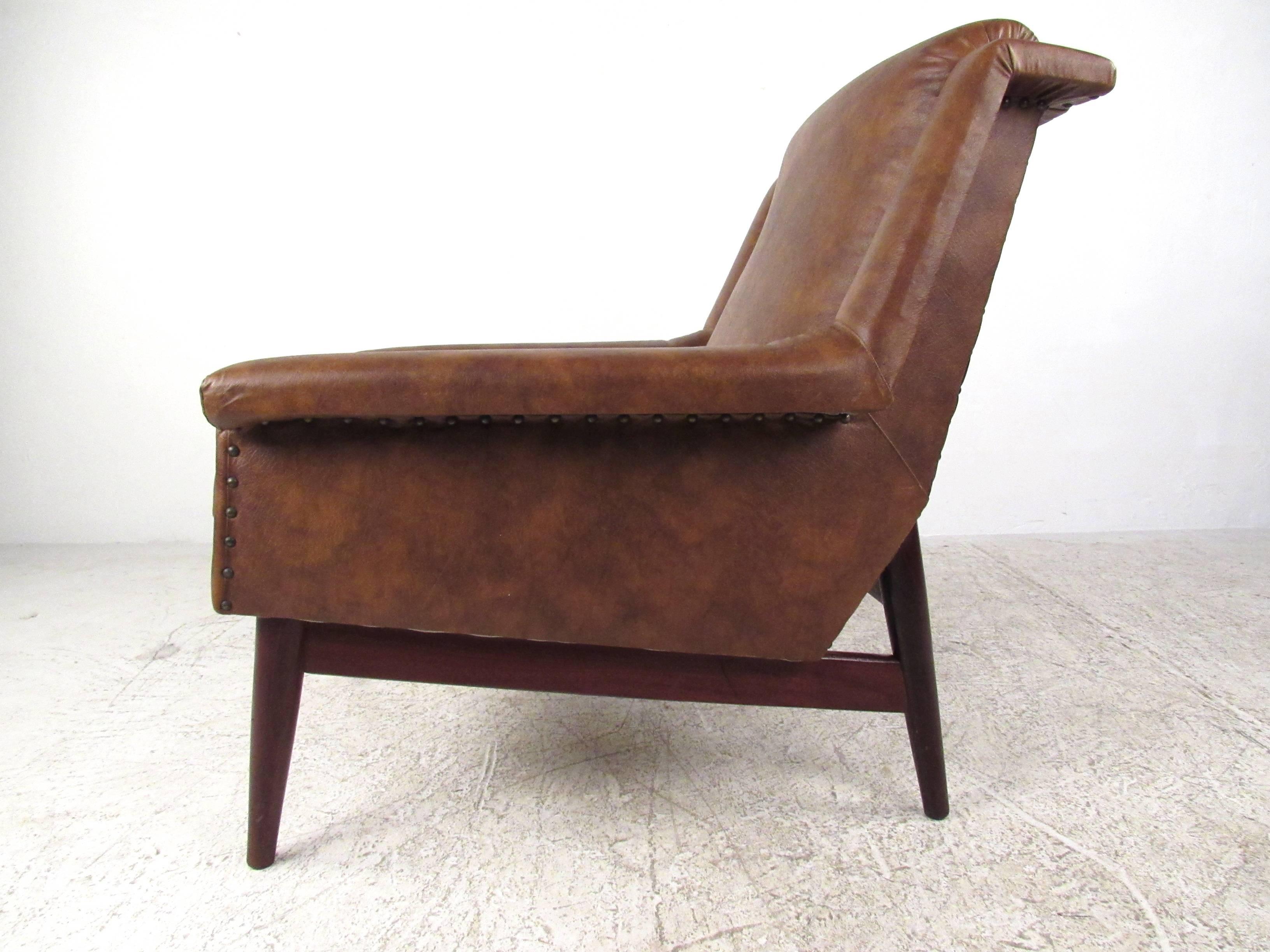 Mid-20th Century Pair Danish Modern Lounge Chairs For Sale