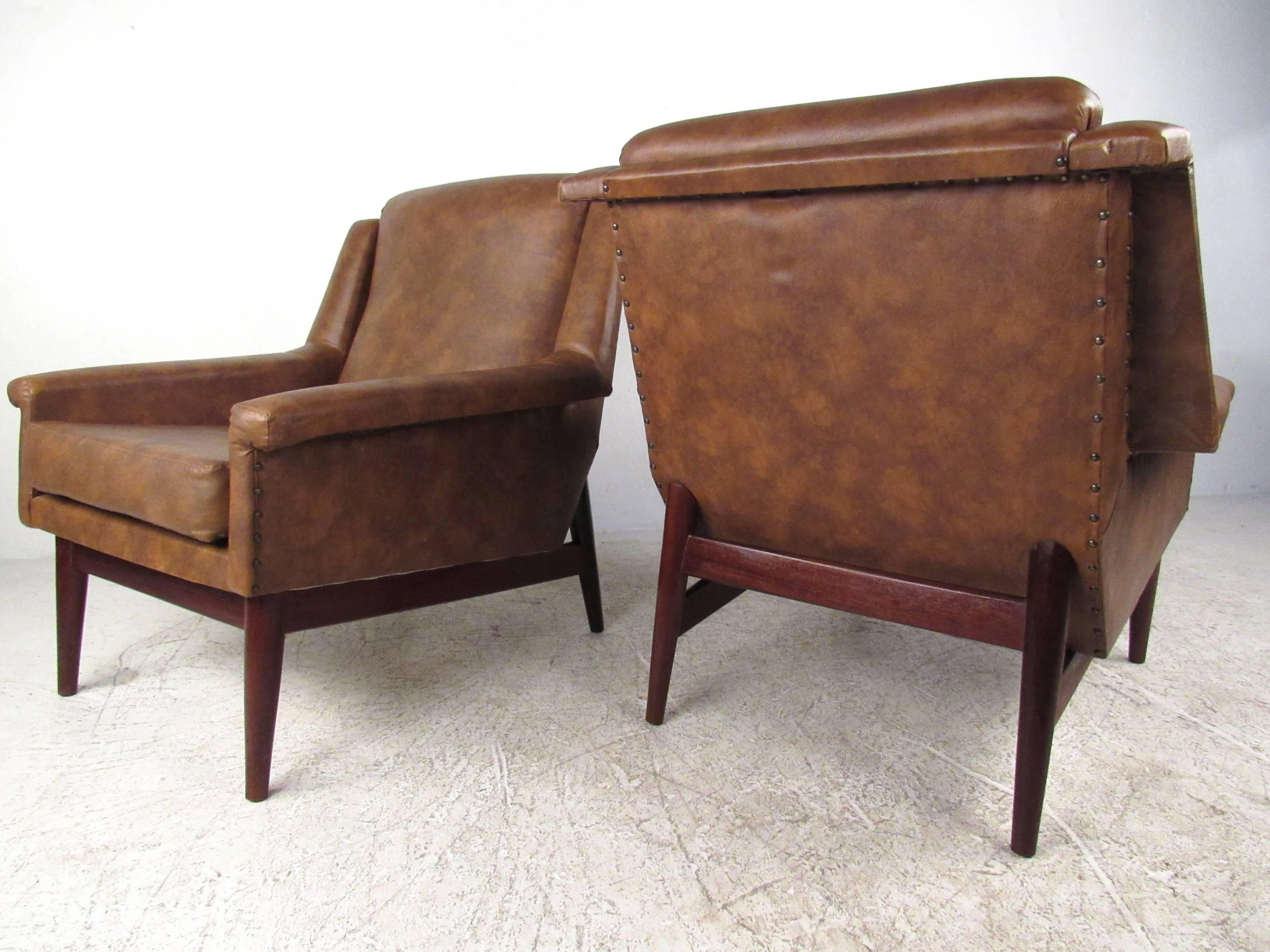 Paar Danish Modern Lounge Chairs (Moderne der Mitte des Jahrhunderts) im Angebot