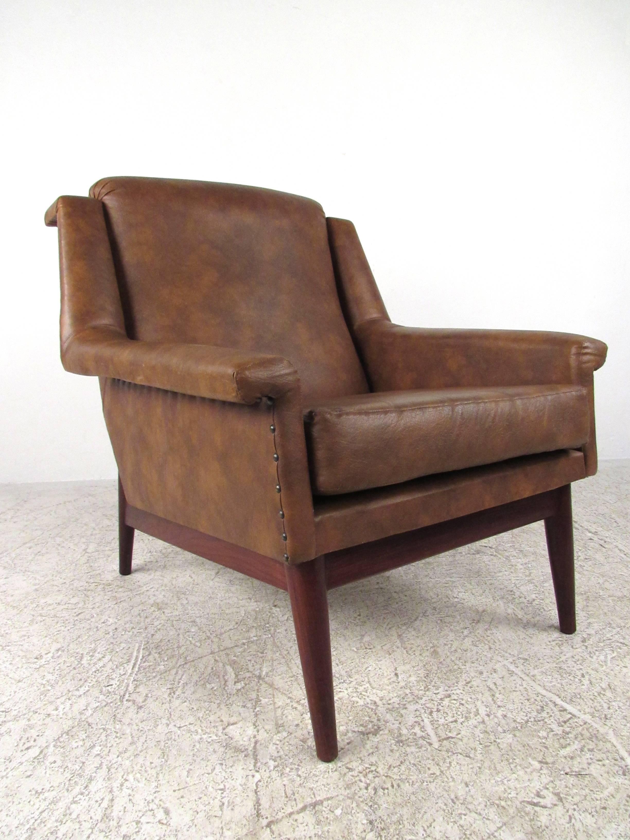 Mid-Century Modern Pair Danish Modern Lounge Chairs For Sale