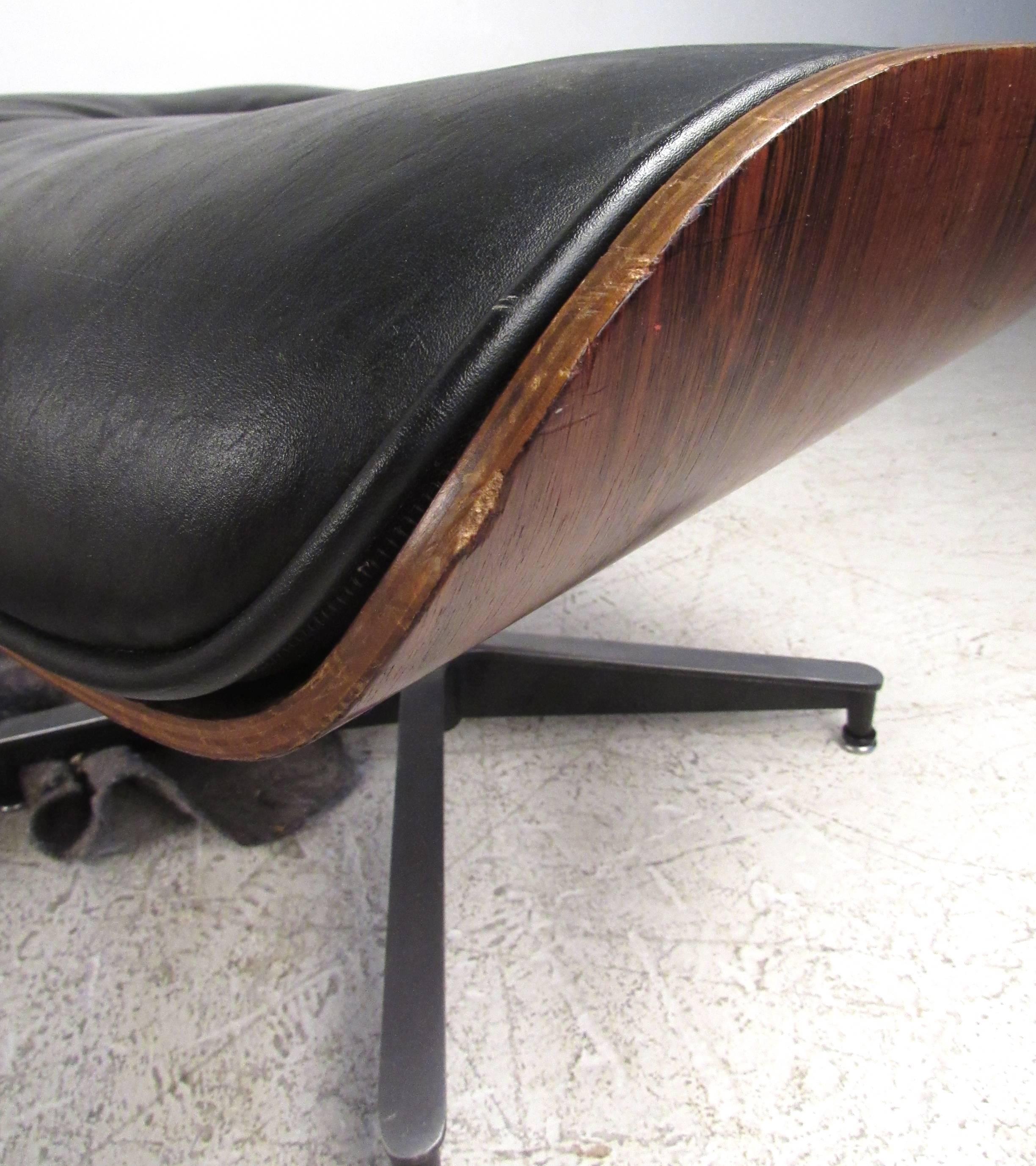Herman Miller 670 Lounge Chair with Ottoman by Charles Eames In Good Condition In Brooklyn, NY