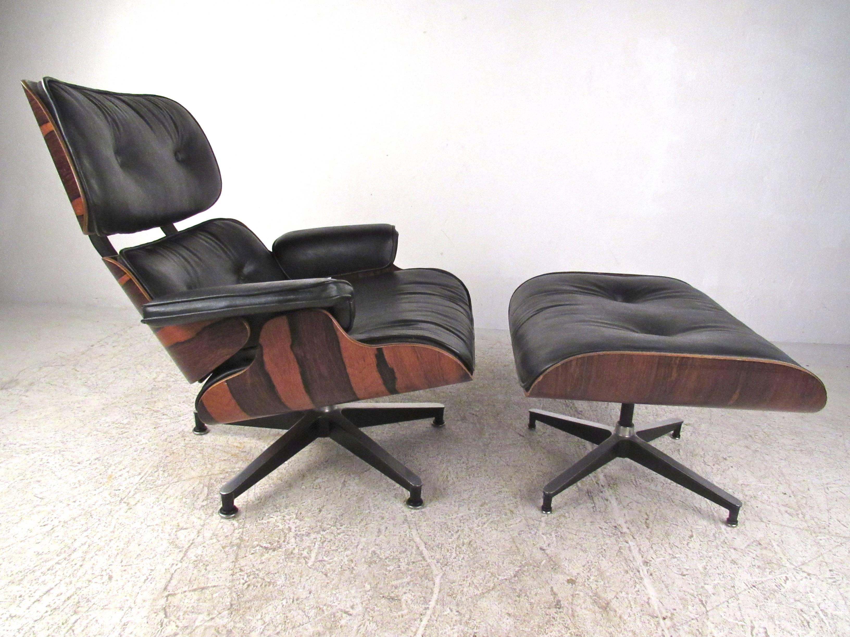 This vintage swivel lounge chair in Brazilian rosewood features the classic Mid-Century style of Charles Eames as designed for Herman Miller sometime between 1960-1971. This matching chair and ottoman offer the perfect mix of style and comfort.