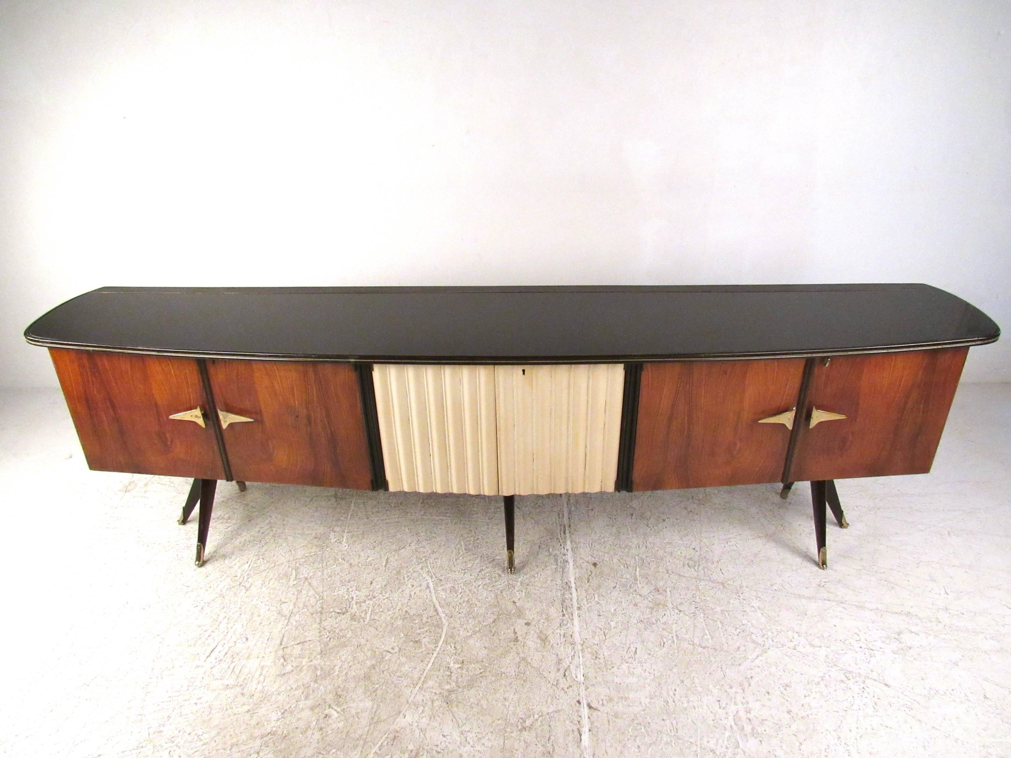 Large Mid-Century Modern Italian Rosewood Sideboard In Good Condition In Brooklyn, NY
