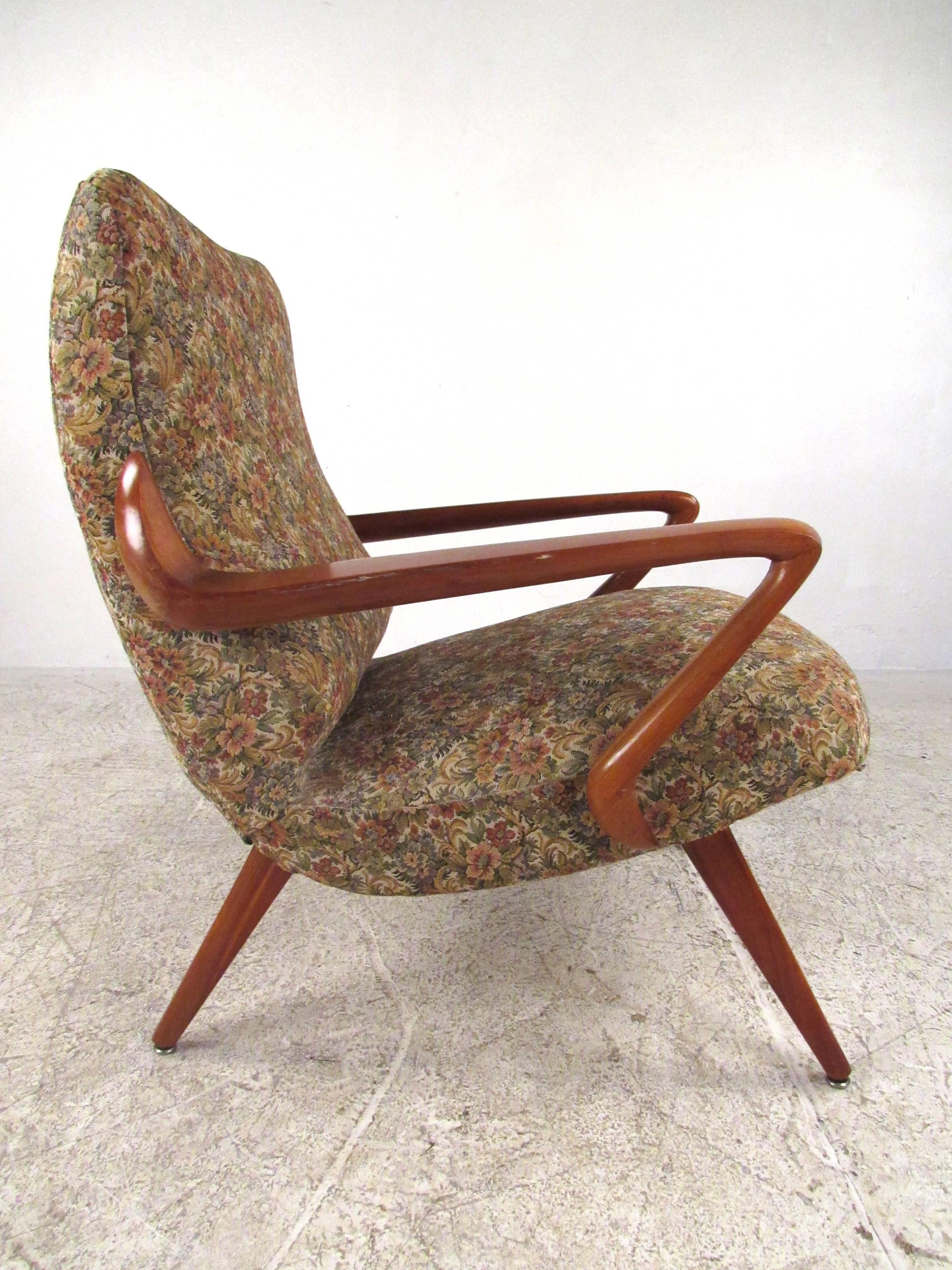 Mid-20th Century Pair of Mid-Century Italian Lounge Chairs in the Style of Paolo Buffa