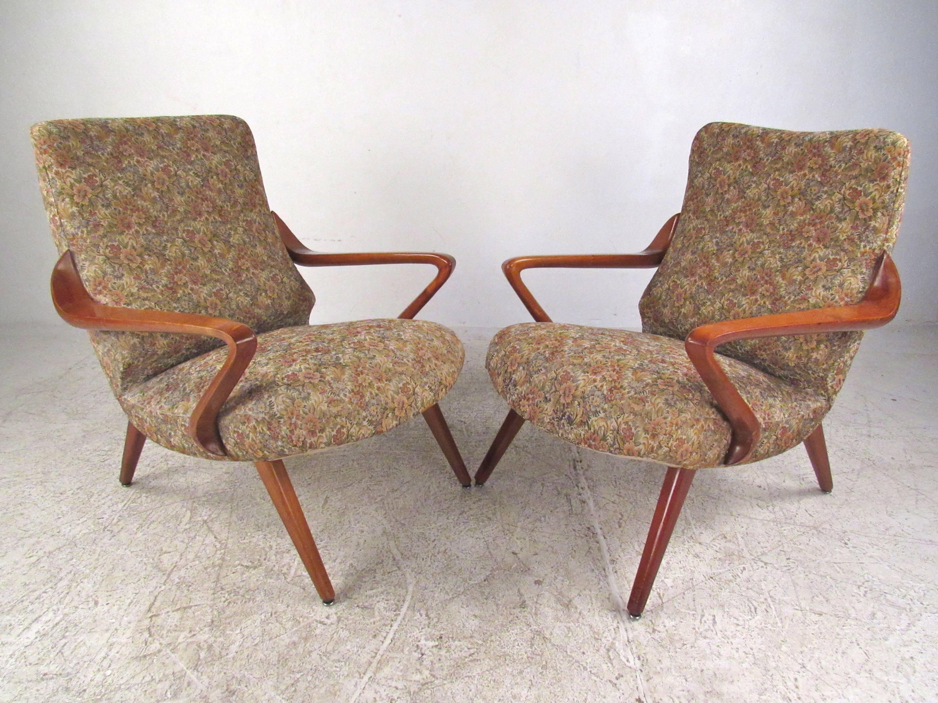 Mid-Century Modern Pair of Mid-Century Italian Lounge Chairs in the Style of Paolo Buffa