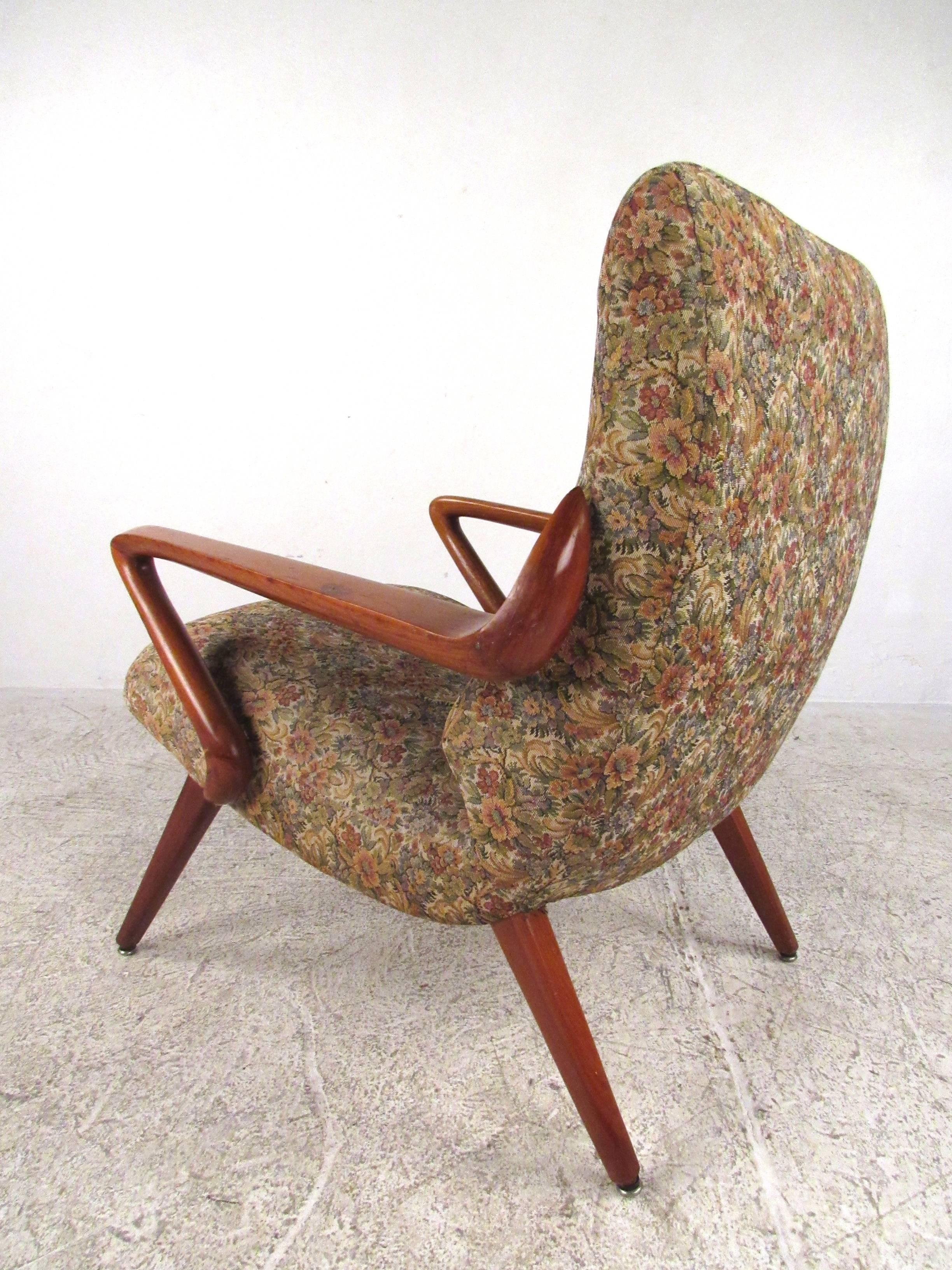 Upholstery Pair of Mid-Century Italian Lounge Chairs in the Style of Paolo Buffa