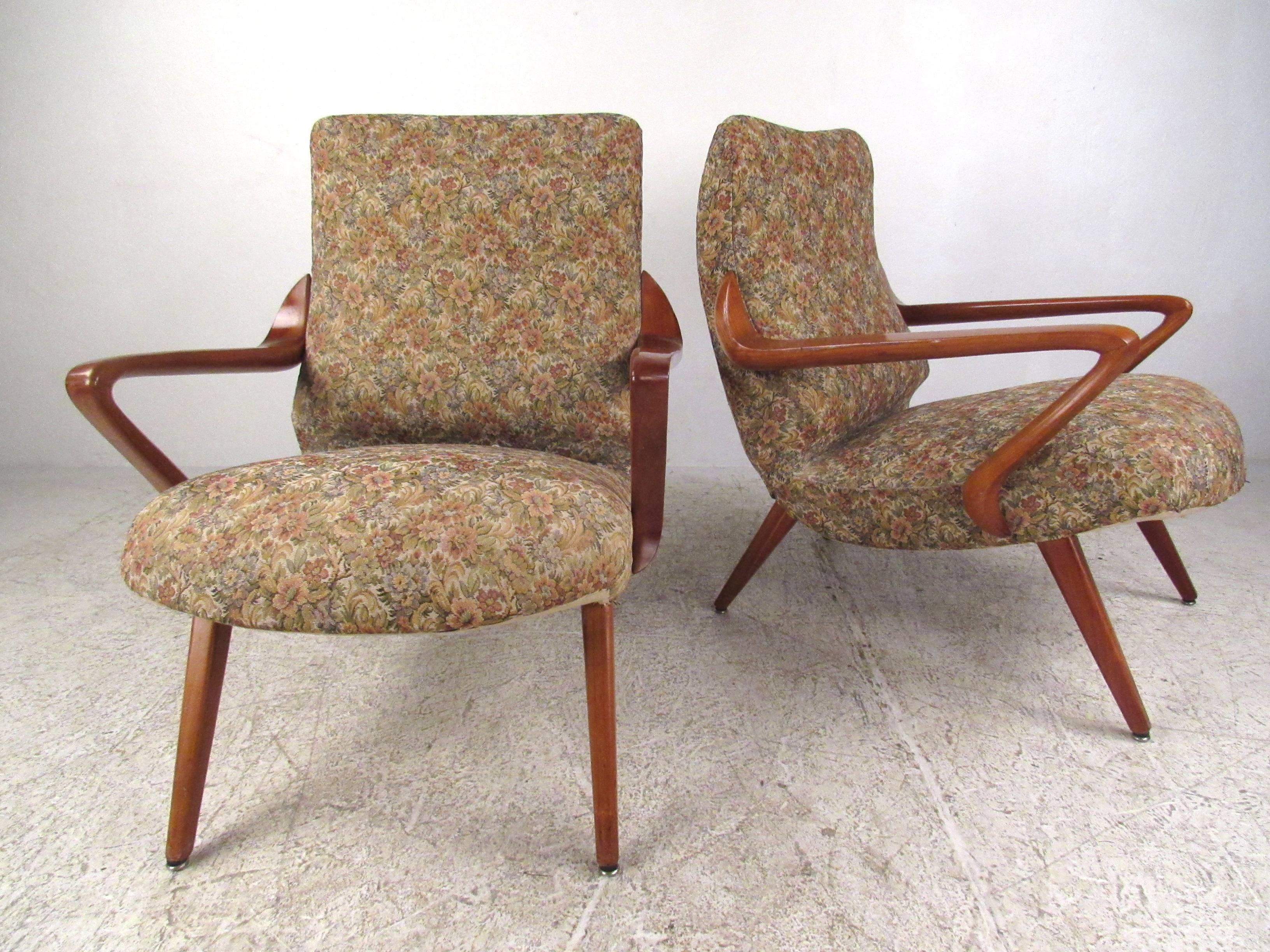 Pair of Mid-Century Italian Lounge Chairs in the Style of Paolo Buffa In Good Condition In Brooklyn, NY