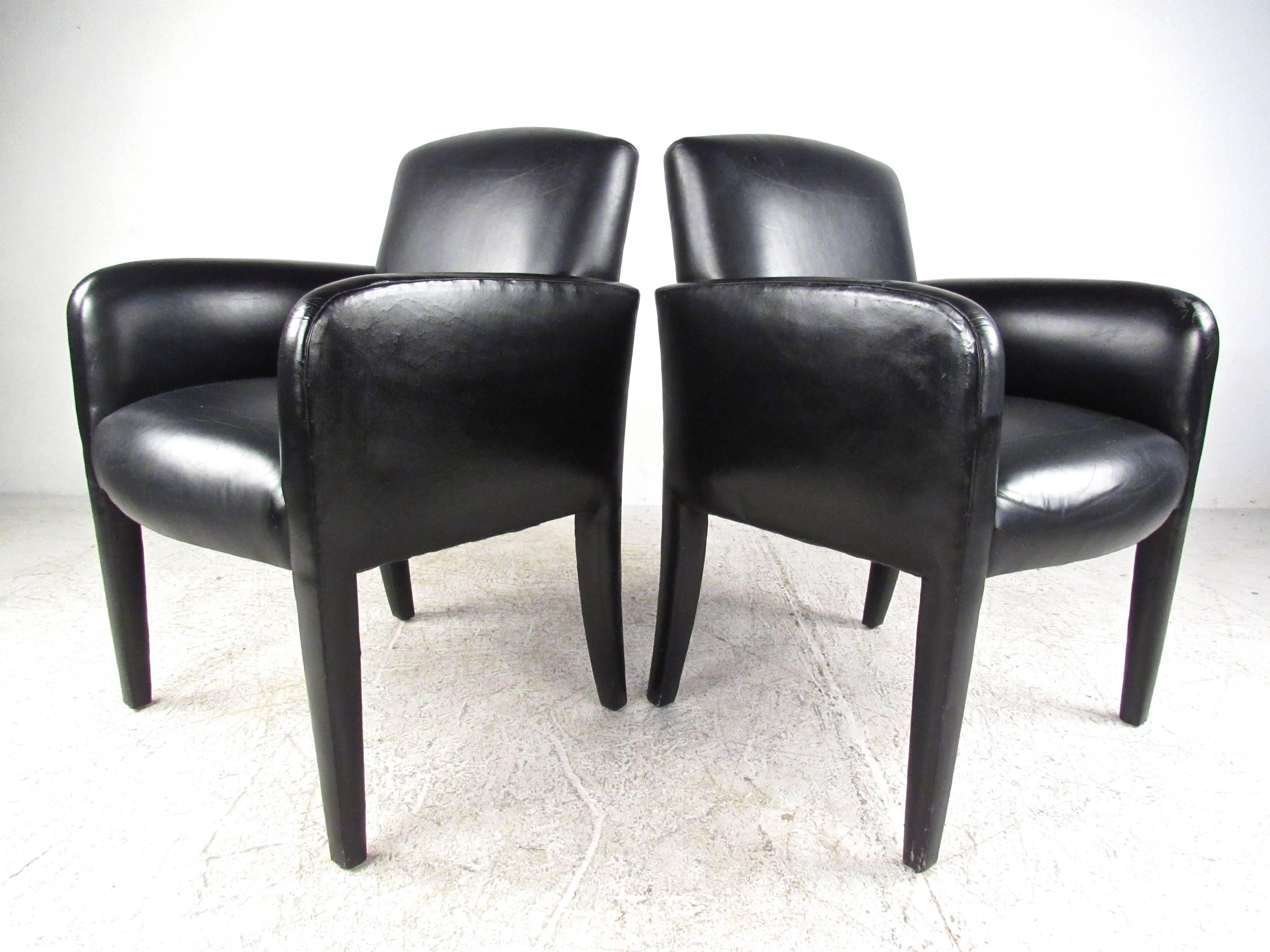 Questa attraente coppia di moderne poltroncine italiane è caratterizzata da un'elegante struttura rivestita in pelle e rappresenta un'aggiunta straordinaria a qualsiasi zona di seduta. Una poltrona lounge estremamente confortevole con una spessa
