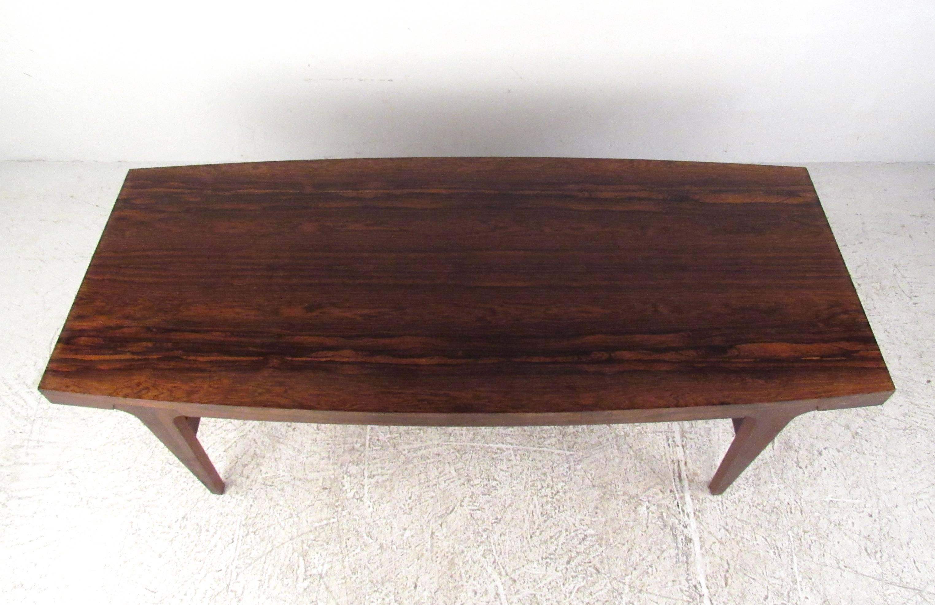 Danish Modern Rosewood Coffee Table in the Style of Johannes Andersen In Good Condition For Sale In Brooklyn, NY