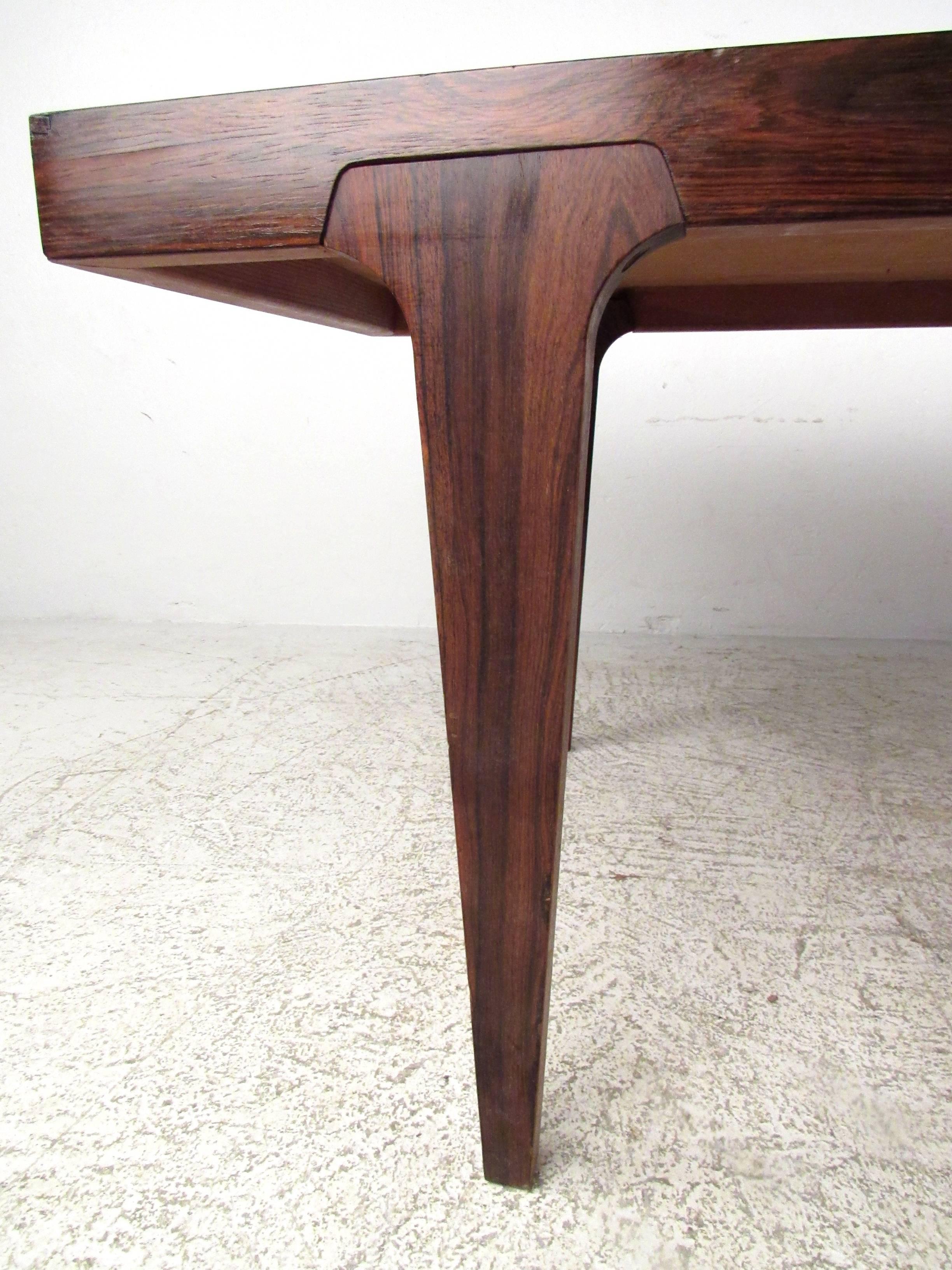 Milieu du XXe siècle Table basse moderne danoise en bois de rose dans le style de Johannes Andersen en vente