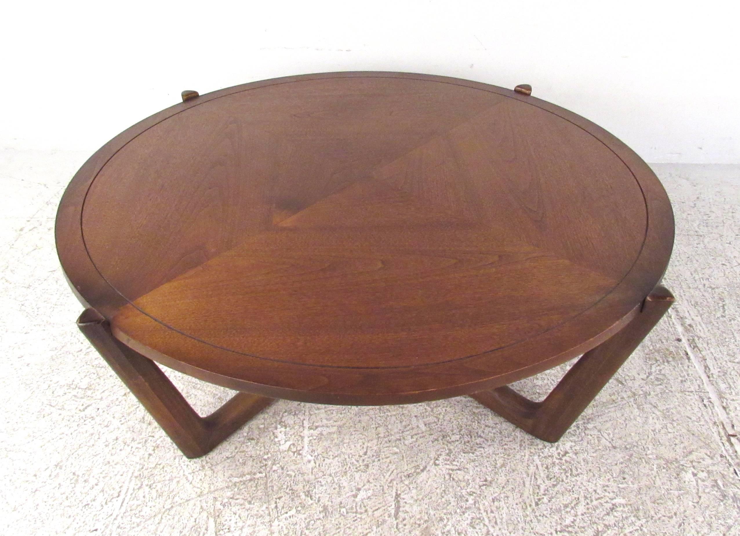 This circular vintage coffee table features a uniquely designed base with sculpted frame. Large natural finish tabletop makes a stunning Mid-Century addition to any interior setting. Please confirm item location (NY or NJ).