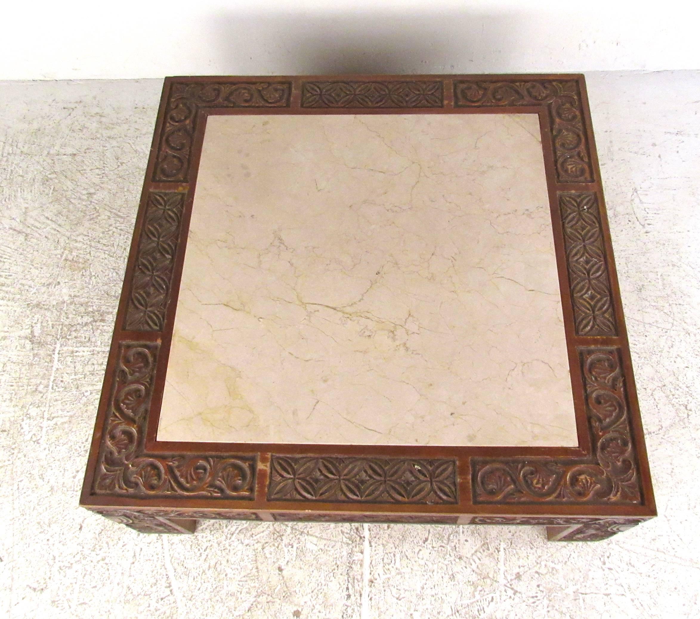 Mid-Century Modern Elegance Table basse vintage à plateau de marbre en vente