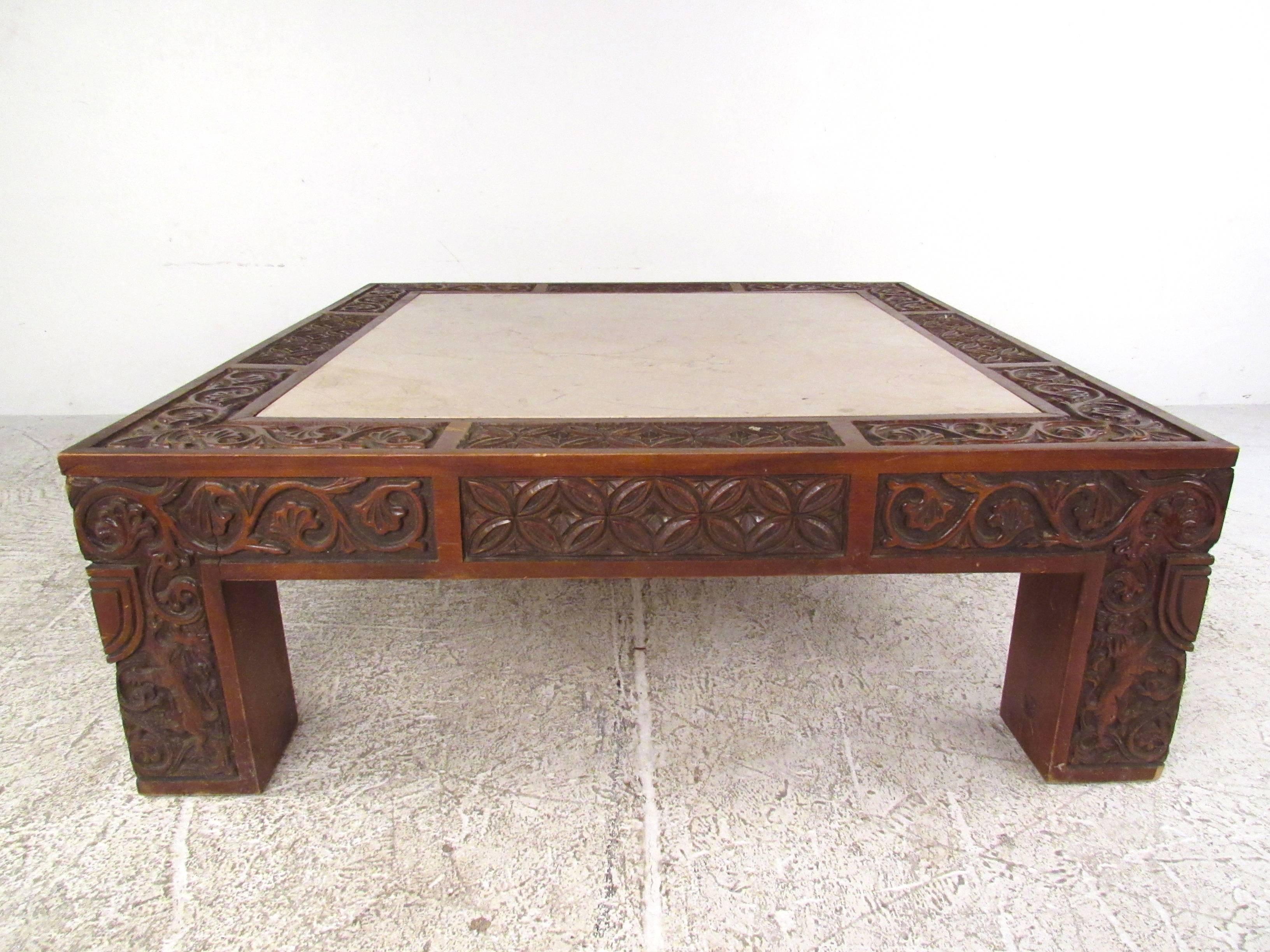 Questo tavolo vintage unico nel suo genere presenta una struttura intagliata con un piano in marmo incastonato. Lo stile decorativo unico rende questo tavolino da caffè Mid-Century Modern un'aggiunta di grande effetto a qualsiasi casa. Conferma la