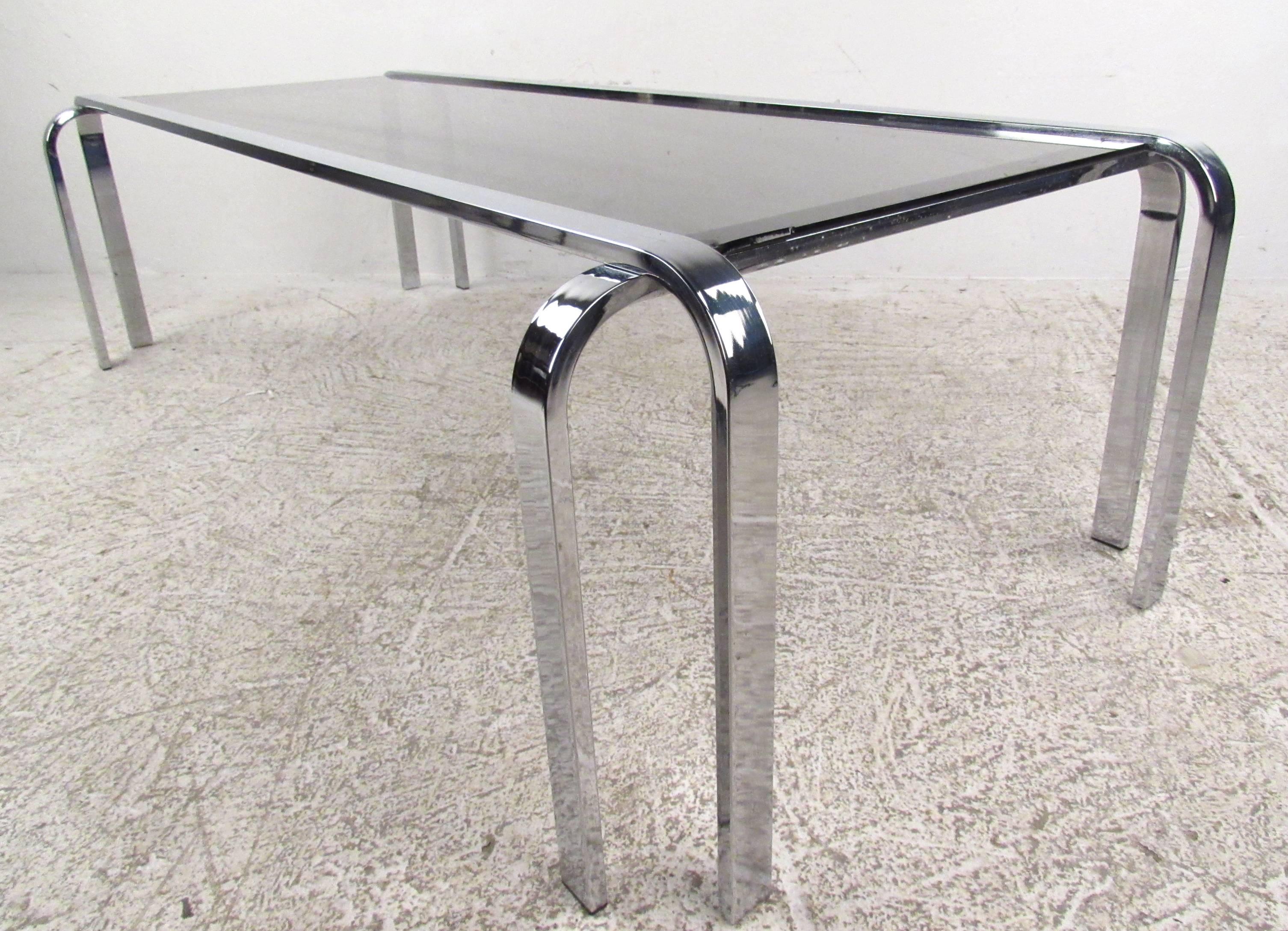  Mid-Century Modern Chrome and Glass Cocktail Table In Good Condition For Sale In Brooklyn, NY