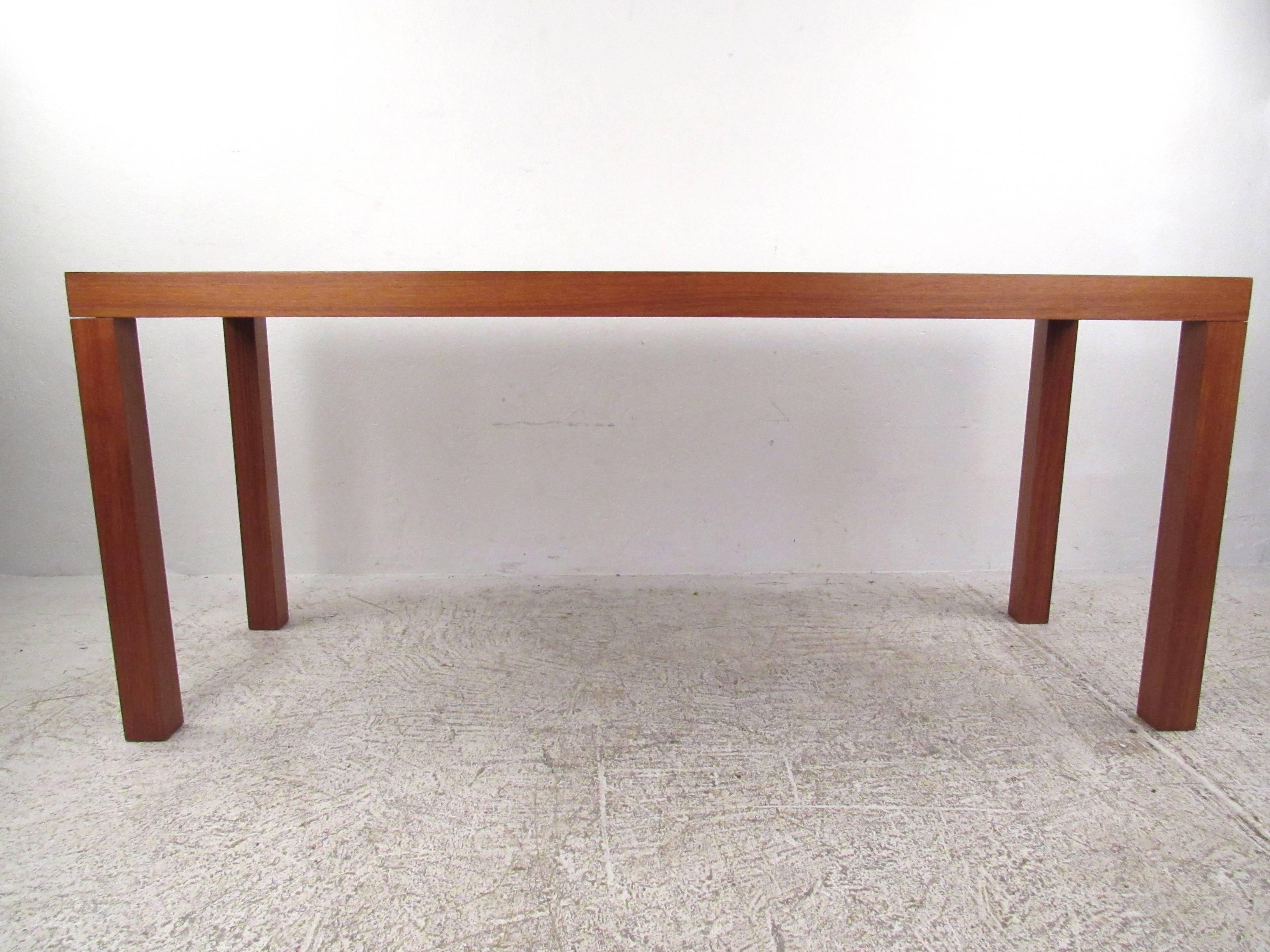 Mid-Century Modern Style Natural Wood Finish Console Table In Good Condition For Sale In Brooklyn, NY