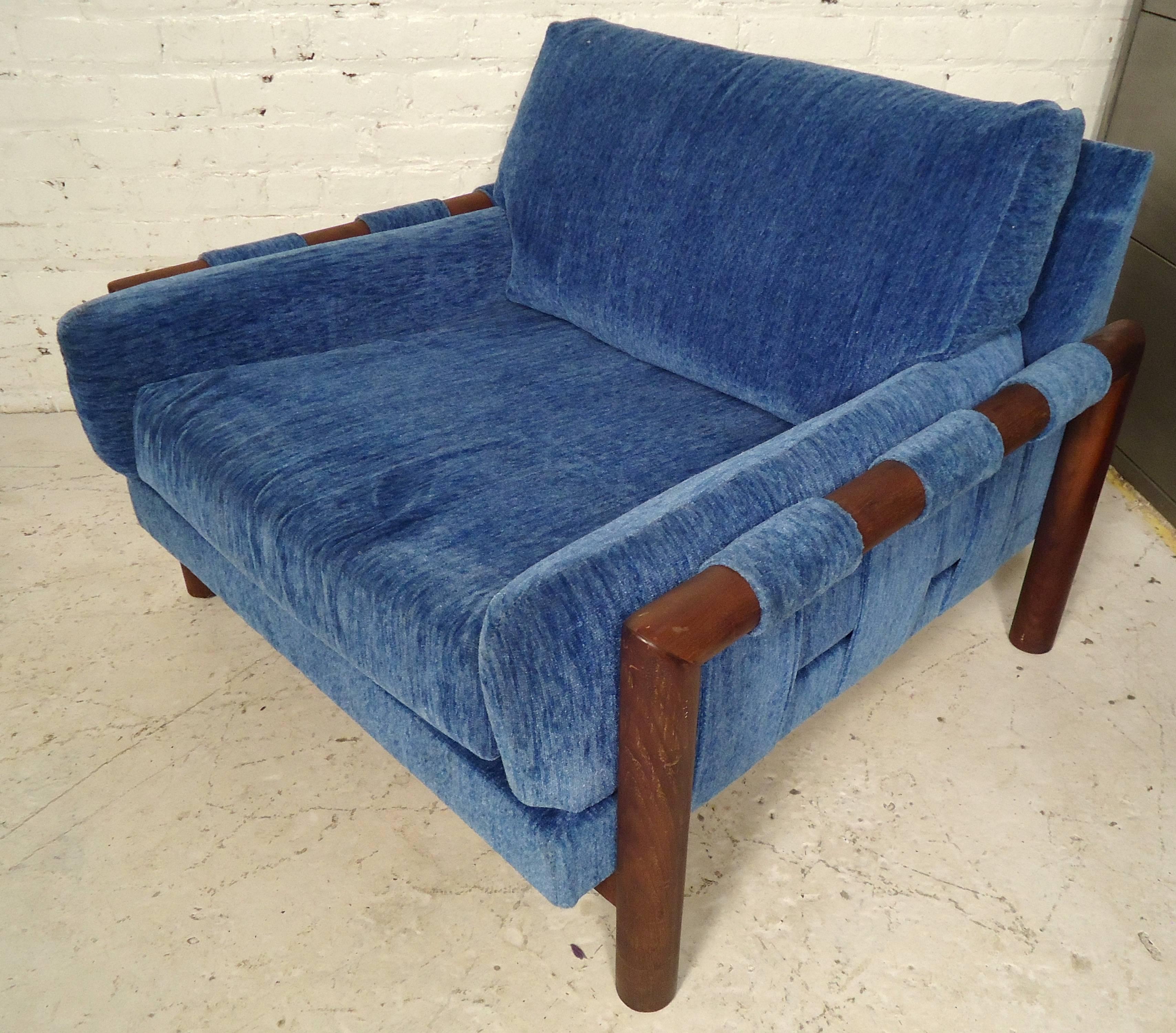 Mid-Century Modern Lounge Chair with Ottoman In Good Condition In Brooklyn, NY