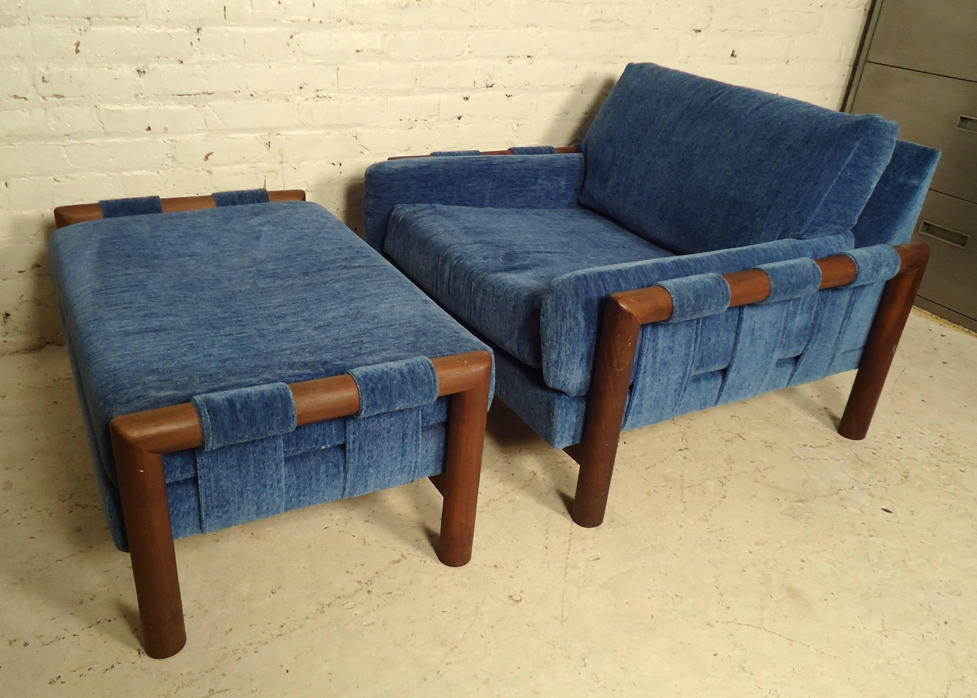 This stylish American lounge chair and ottoman features a sturdy walnut frame, is uniquely low, with comfortable wide upholstered cushions. 

Please confirm item location (NY or NJ).