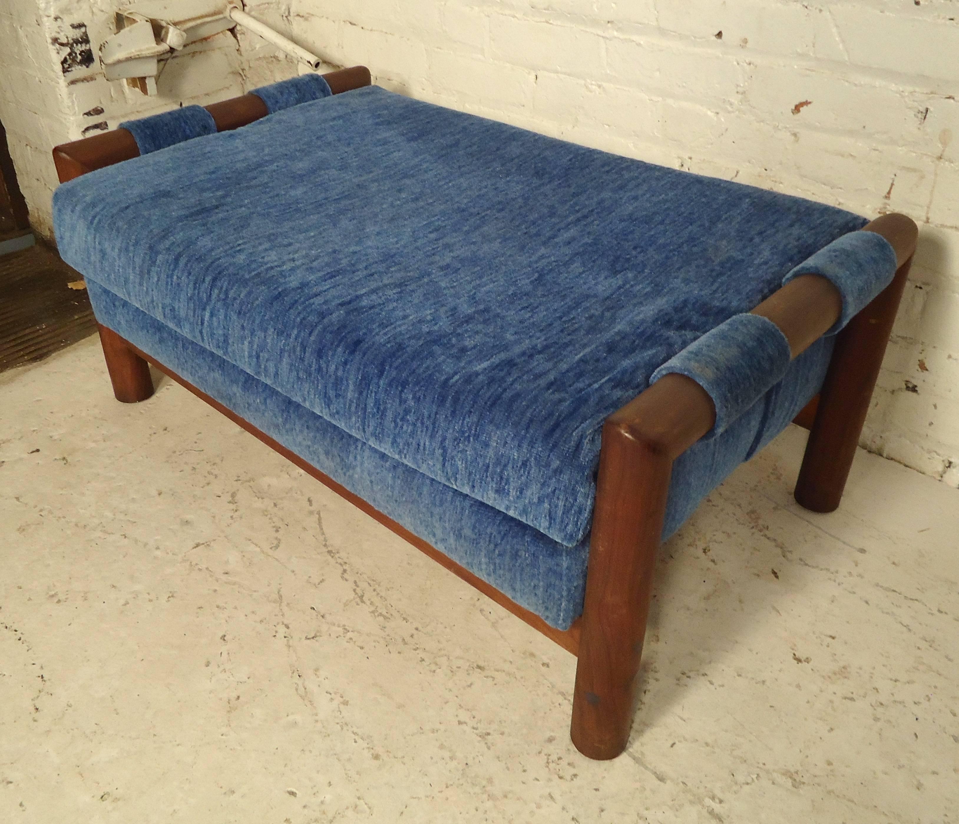 Mid-20th Century Mid-Century Modern Lounge Chair with Ottoman