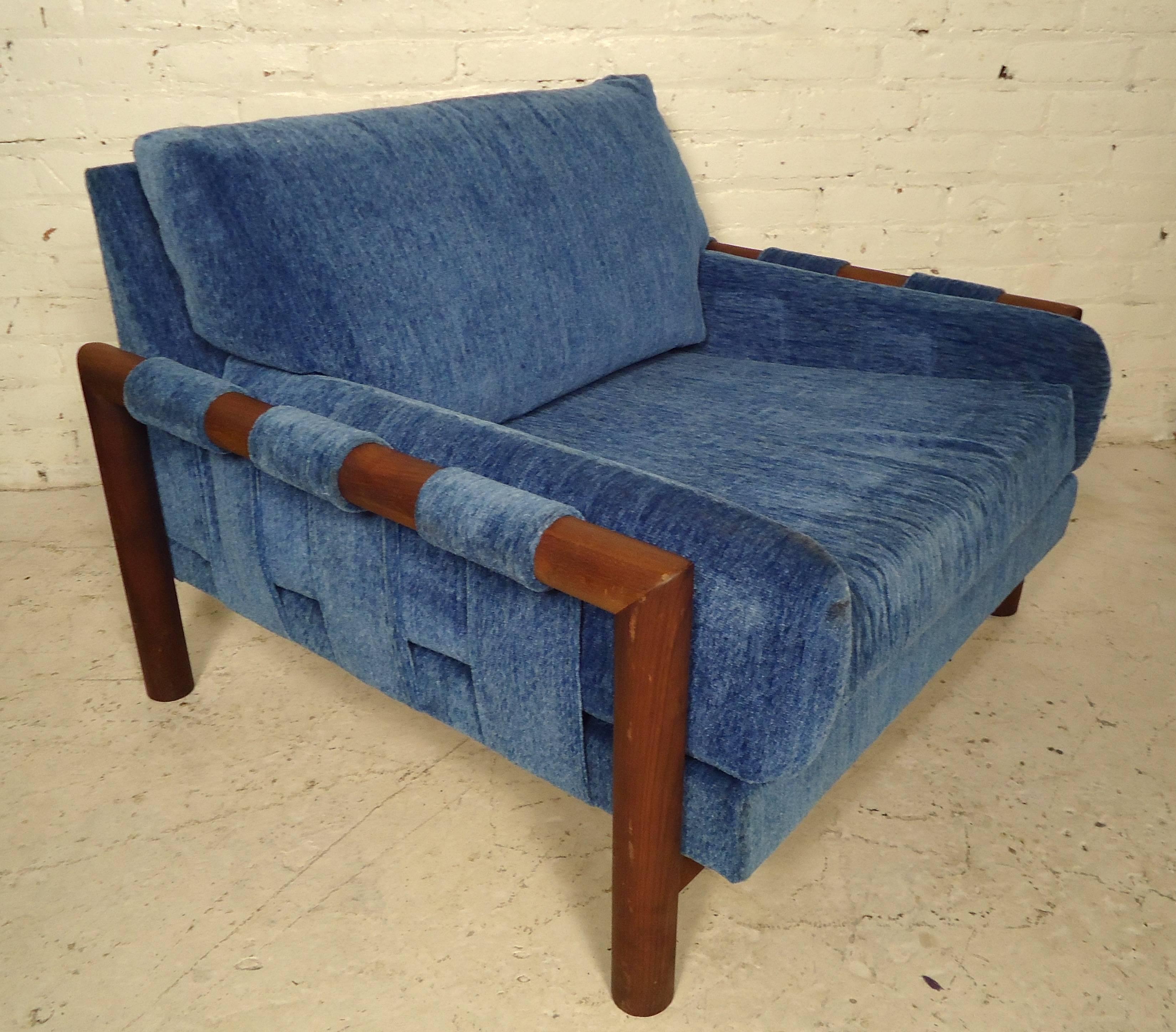 Mid-Century Modern Lounge Chair with Ottoman 1