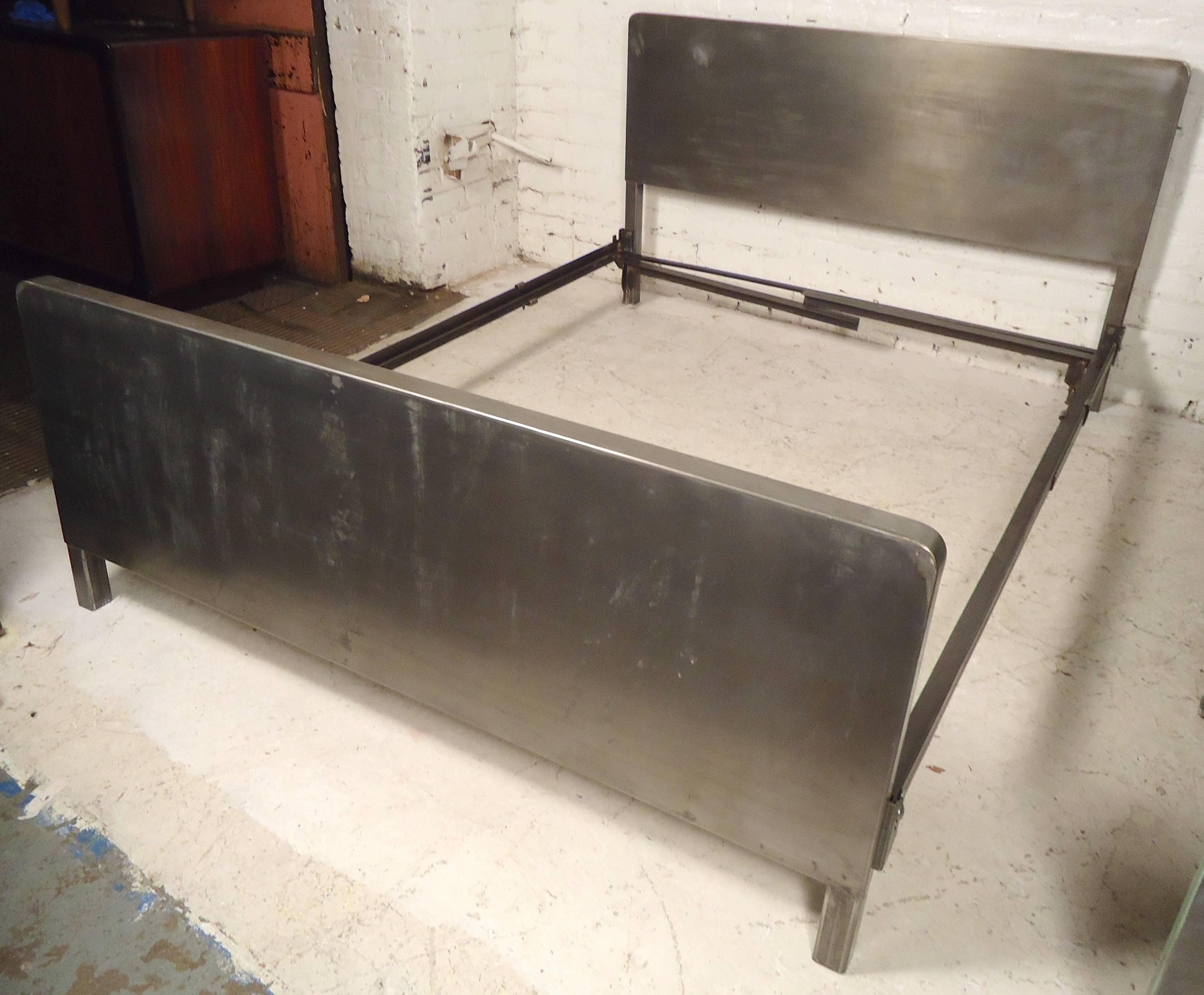 Mid-Century Modern metal bed frame designed by Simmons. Restored in an industrial bare metal style finish. Includes iron rails that extend, and supports that swing out to middle.

(Please confirm item location - NY or NJ - with dealer).
    