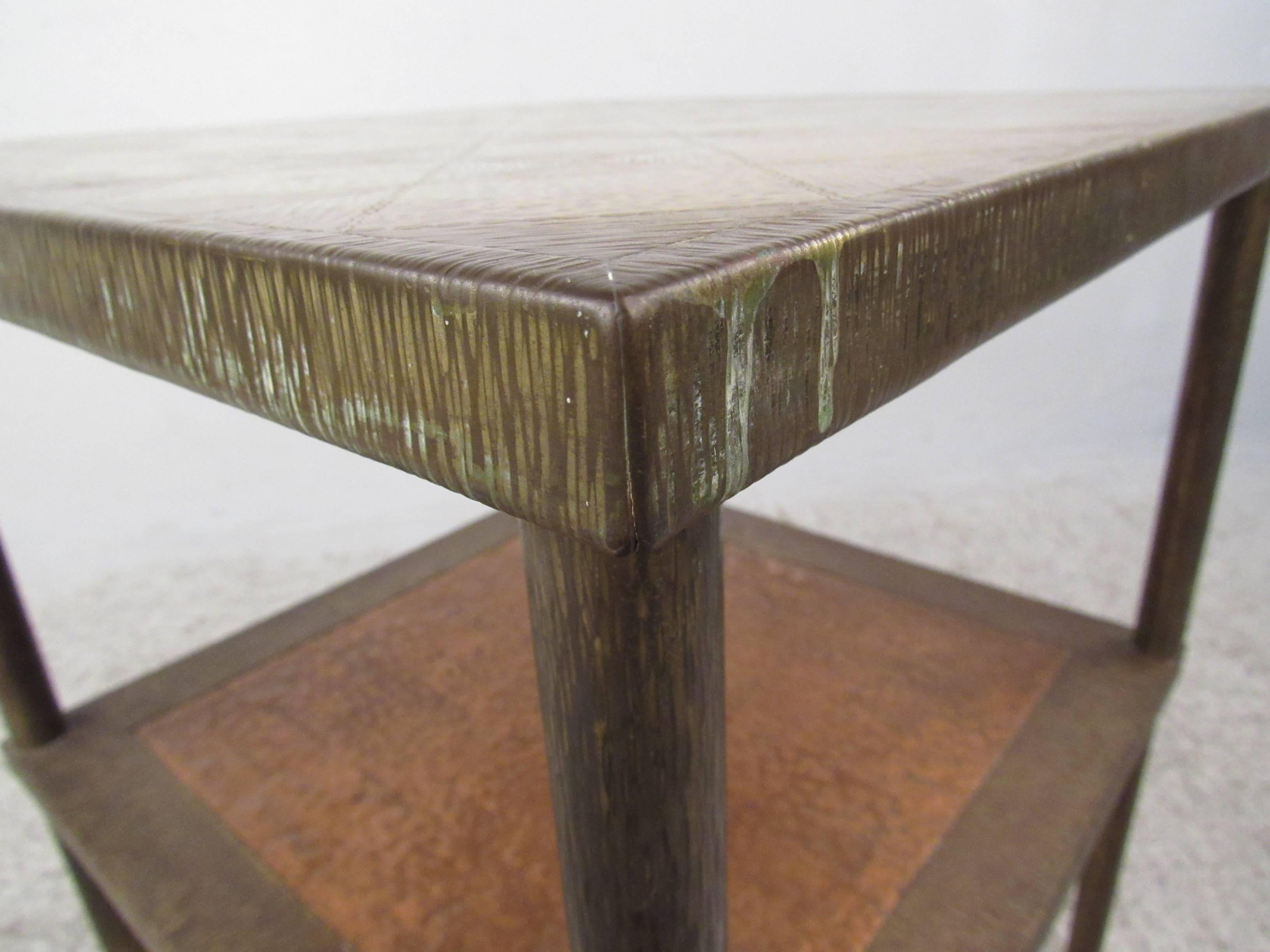 Mid-Century Modern Two-Tier Brass End Table In Good Condition For Sale In Brooklyn, NY