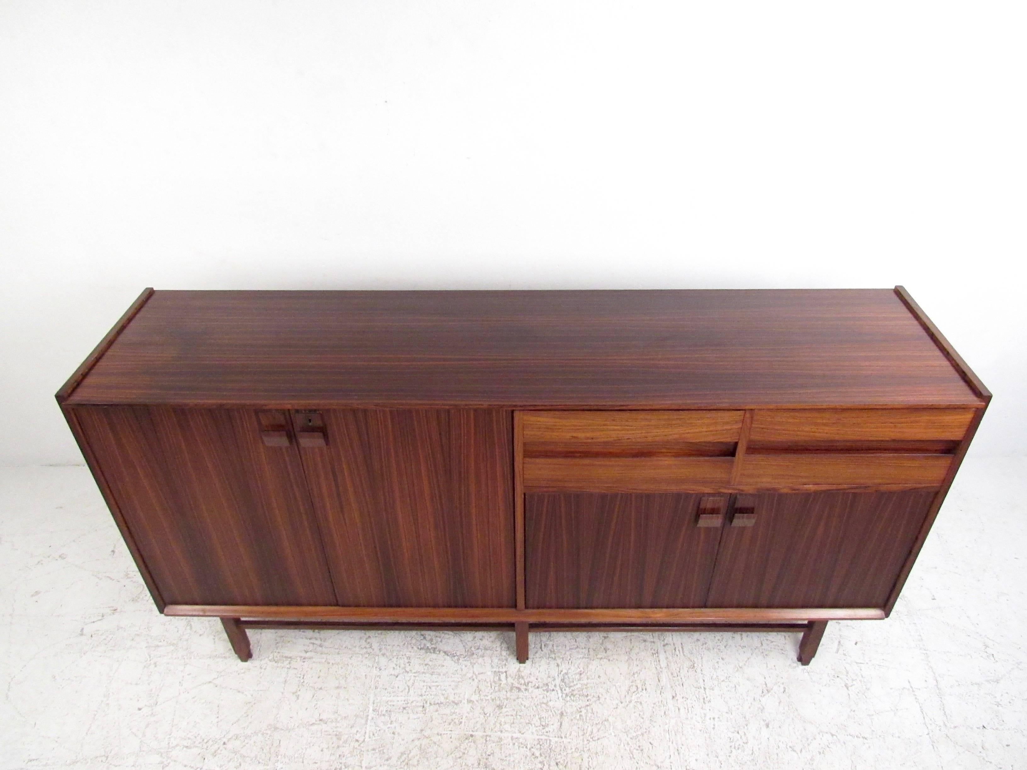 Mid-20th Century Mid-Century Modern Italian Sideboard, circa 1950s