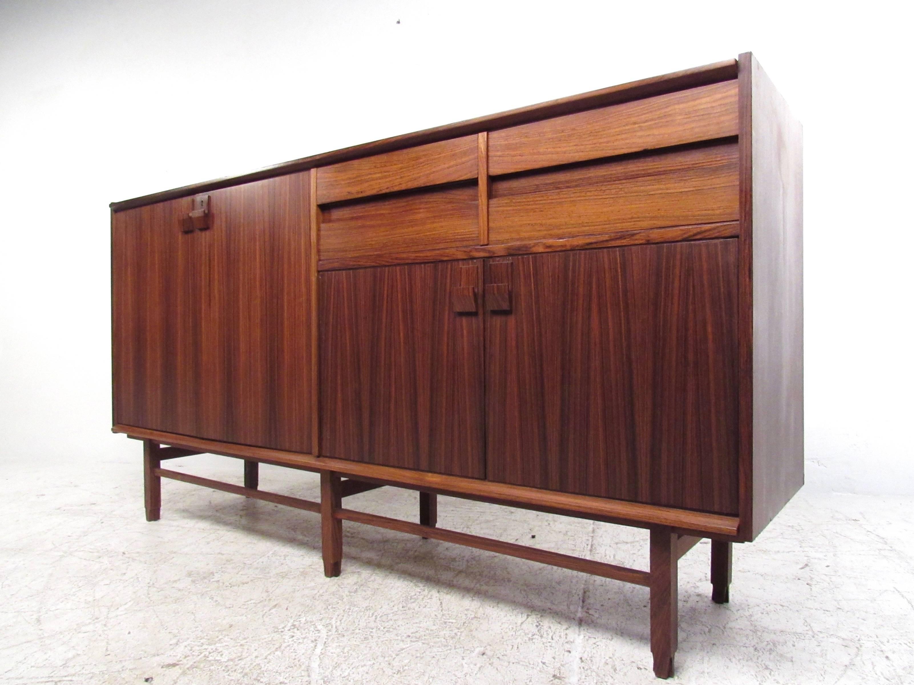 Mid-Century Modern Italian Sideboard, circa 1950s In Good Condition In Brooklyn, NY