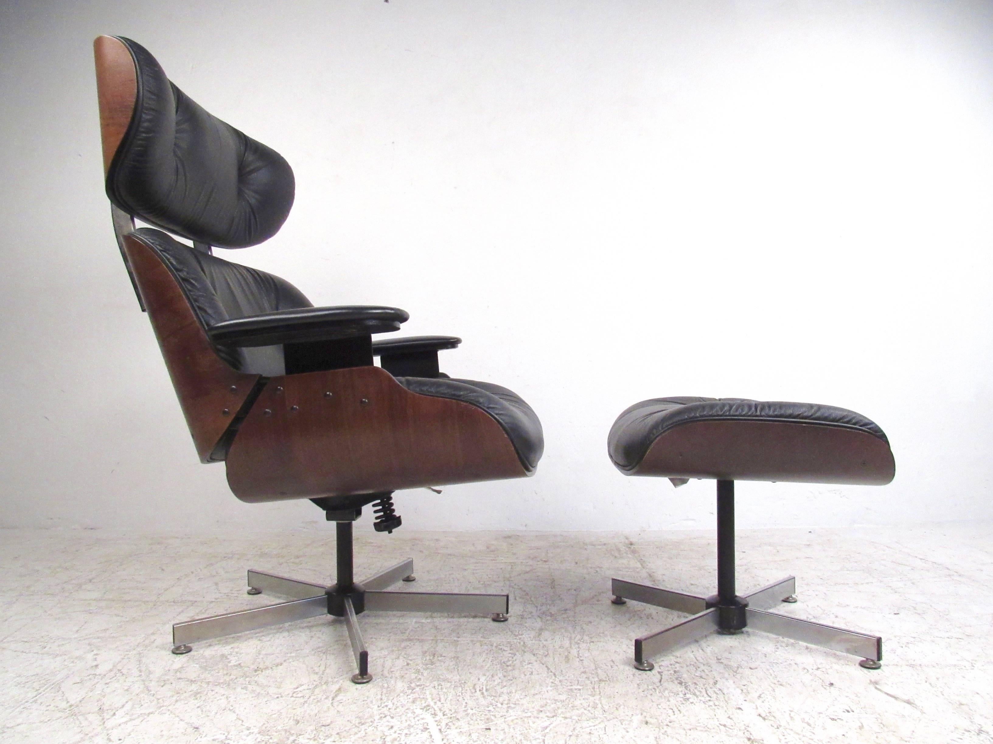 20th Century Pair of Mid-Century Modern Eames Style Lounge Chairs by Plycraft