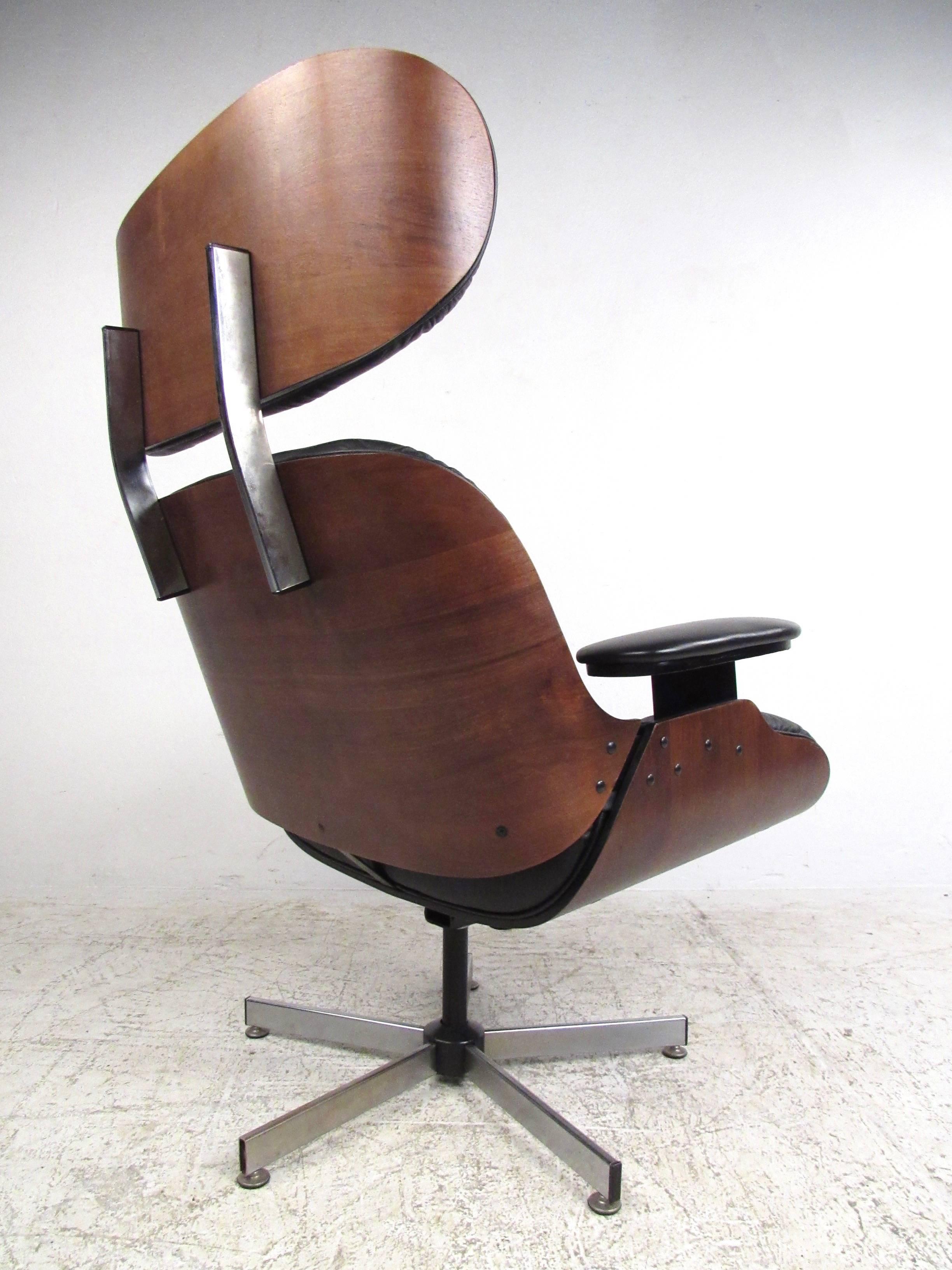 Pair of Mid-Century Modern Eames Style Lounge Chairs by Plycraft 1