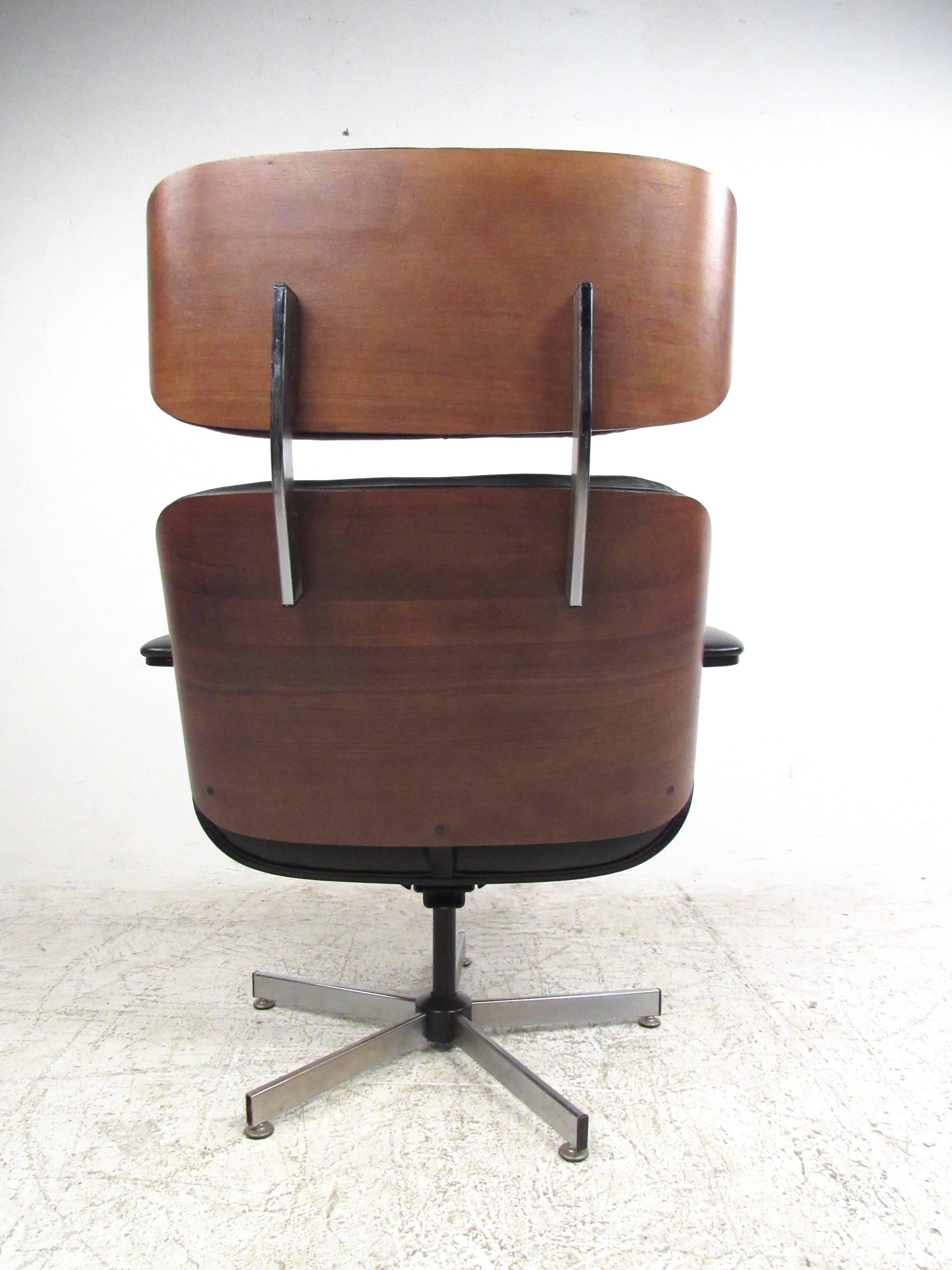 Pair of Mid-Century Modern Eames Style Lounge Chairs by Plycraft 2