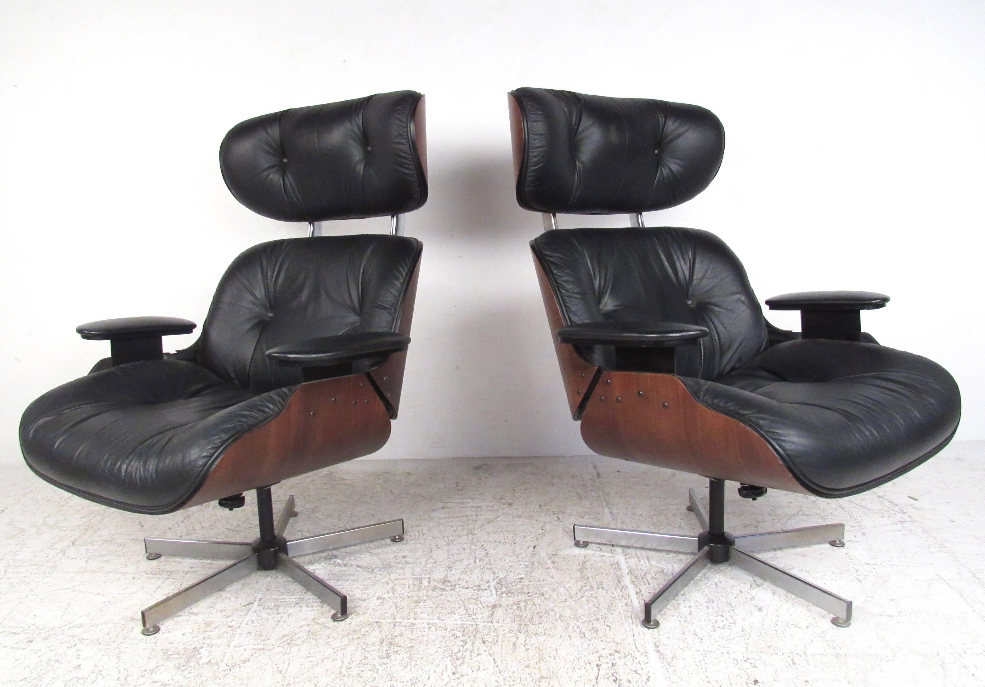 Pair of Mid-Century Modern Eames Style Lounge Chairs by Plycraft In Good Condition In Brooklyn, NY
