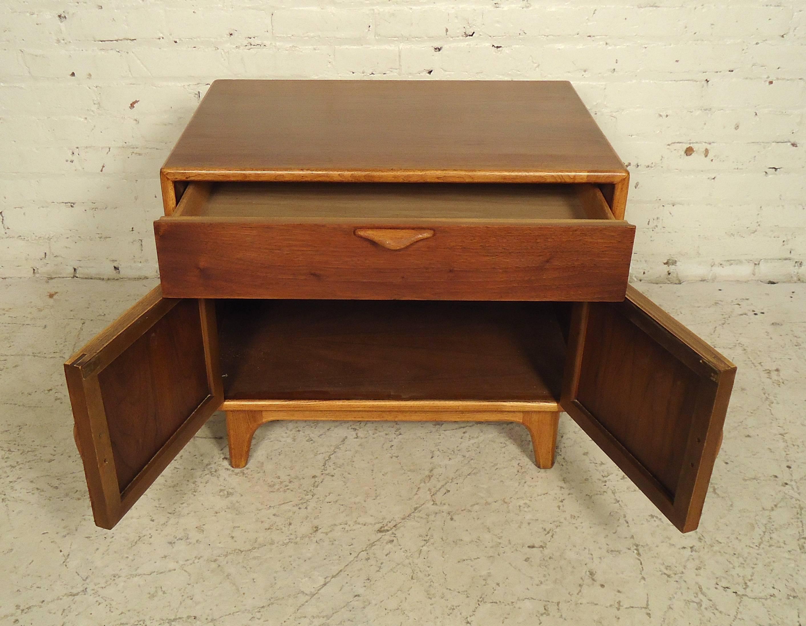 Vintage Modern Nightstand by Lane In Good Condition In Brooklyn, NY