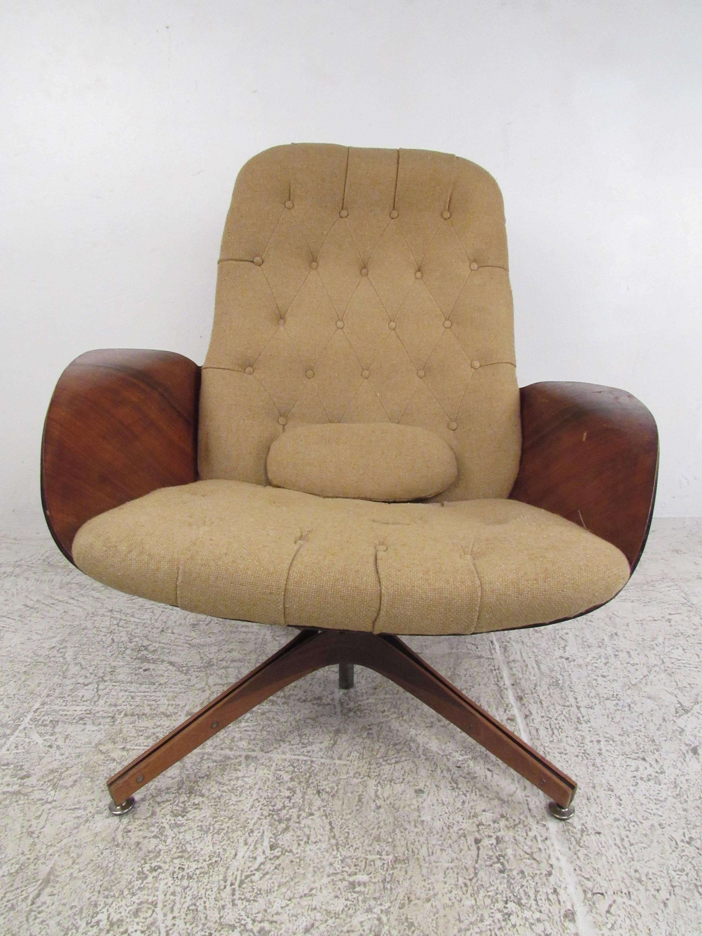 American Pair of Mid-Century Modern Swivel Lounge Chairs by George Mulhauser by Plycraft