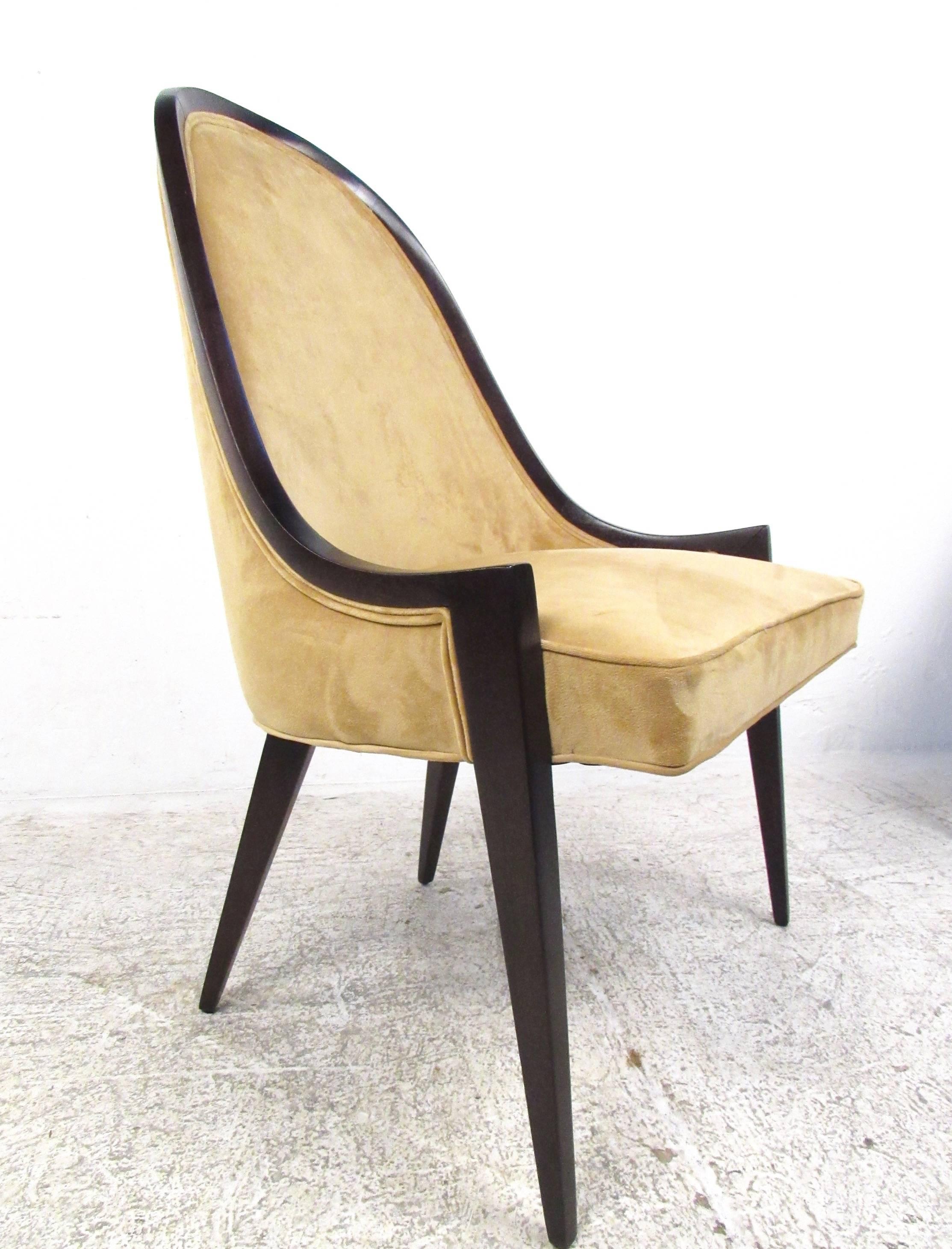 Cette superbe paire de chaises Gondola du milieu du siècle par Harvey Probber est élégante dans n'importe quel environnement. Le design confortable à haut dossier est accentué par un beau rembourrage et un cadre en acajou sculpté. Veuillez confirmer