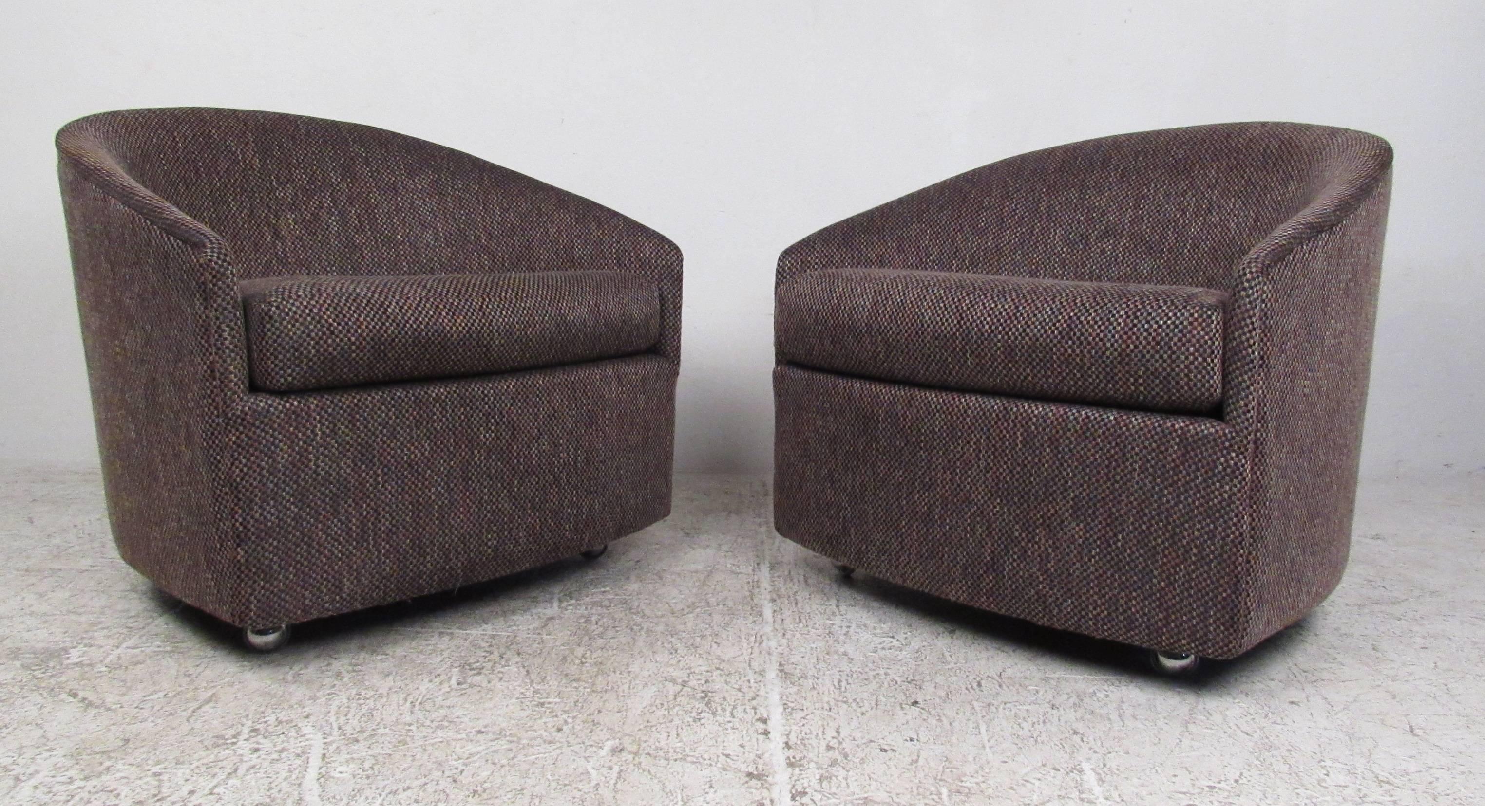 American Pair of Stylish Mid-Century Modern Barrel Back Lounge Chairs after Milo Baughman