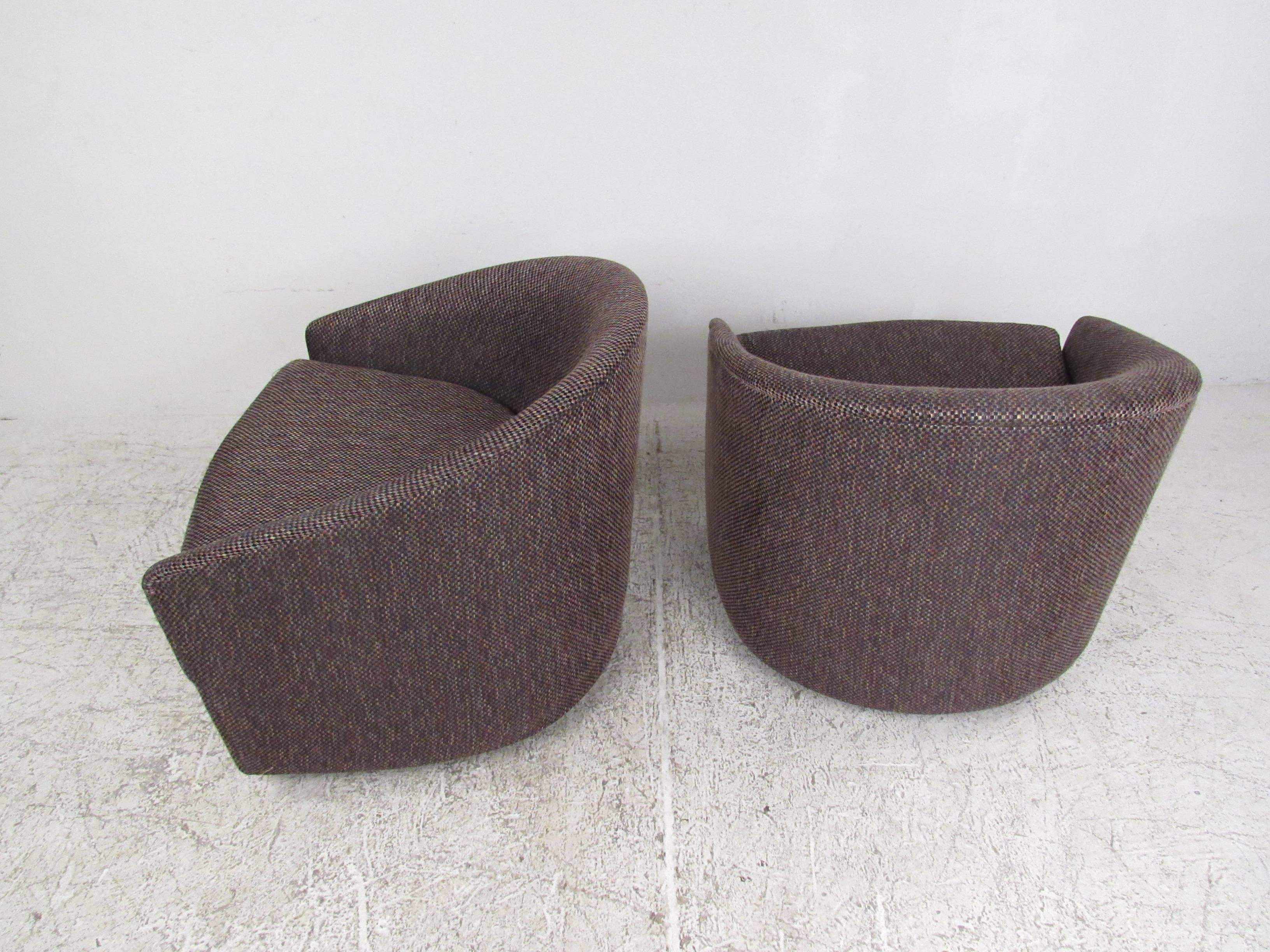 Pair of Stylish Mid-Century Modern Barrel Back Lounge Chairs after Milo Baughman In Good Condition In Brooklyn, NY