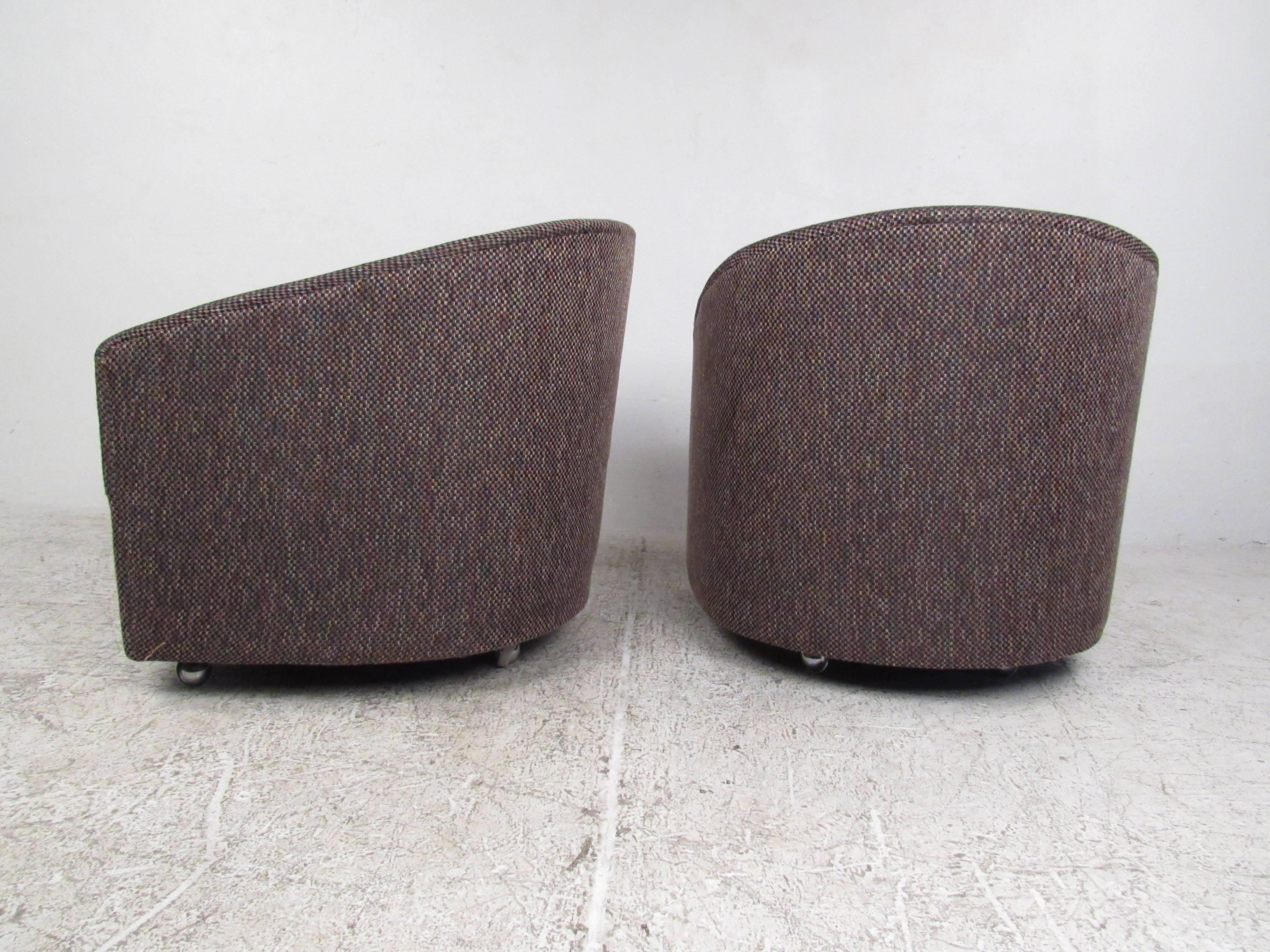 Mid-20th Century Pair of Stylish Mid-Century Modern Barrel Back Lounge Chairs after Milo Baughman