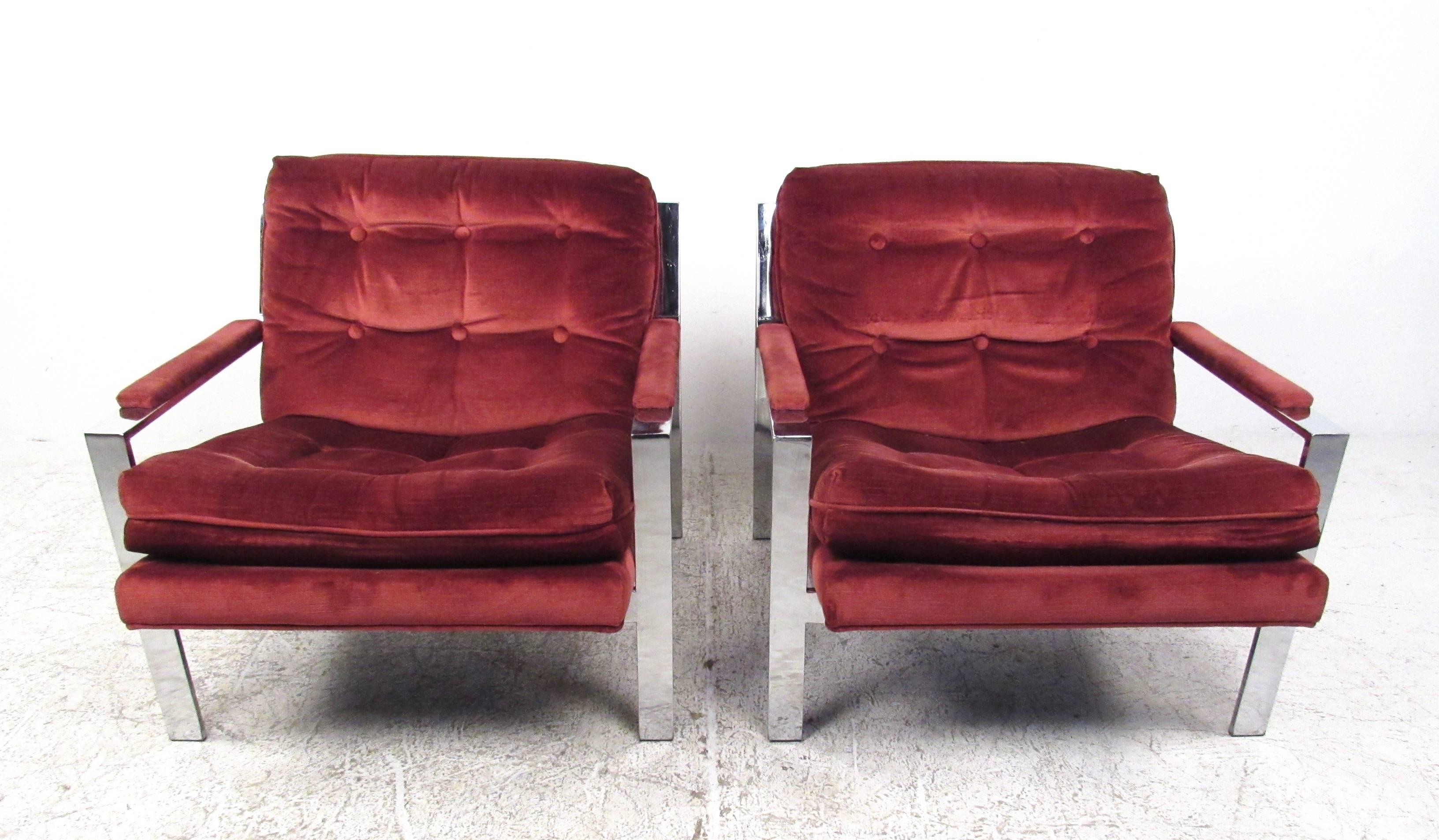 Cette paire de fauteuils chromés assortis de style moderne du milieu du siècle présente le style distinctif de Cy Mann. La combinaison d'un style vintage, d'une construction chromée lourde, d'accoudoirs rembourrés et d'un rembourrage touffeté en