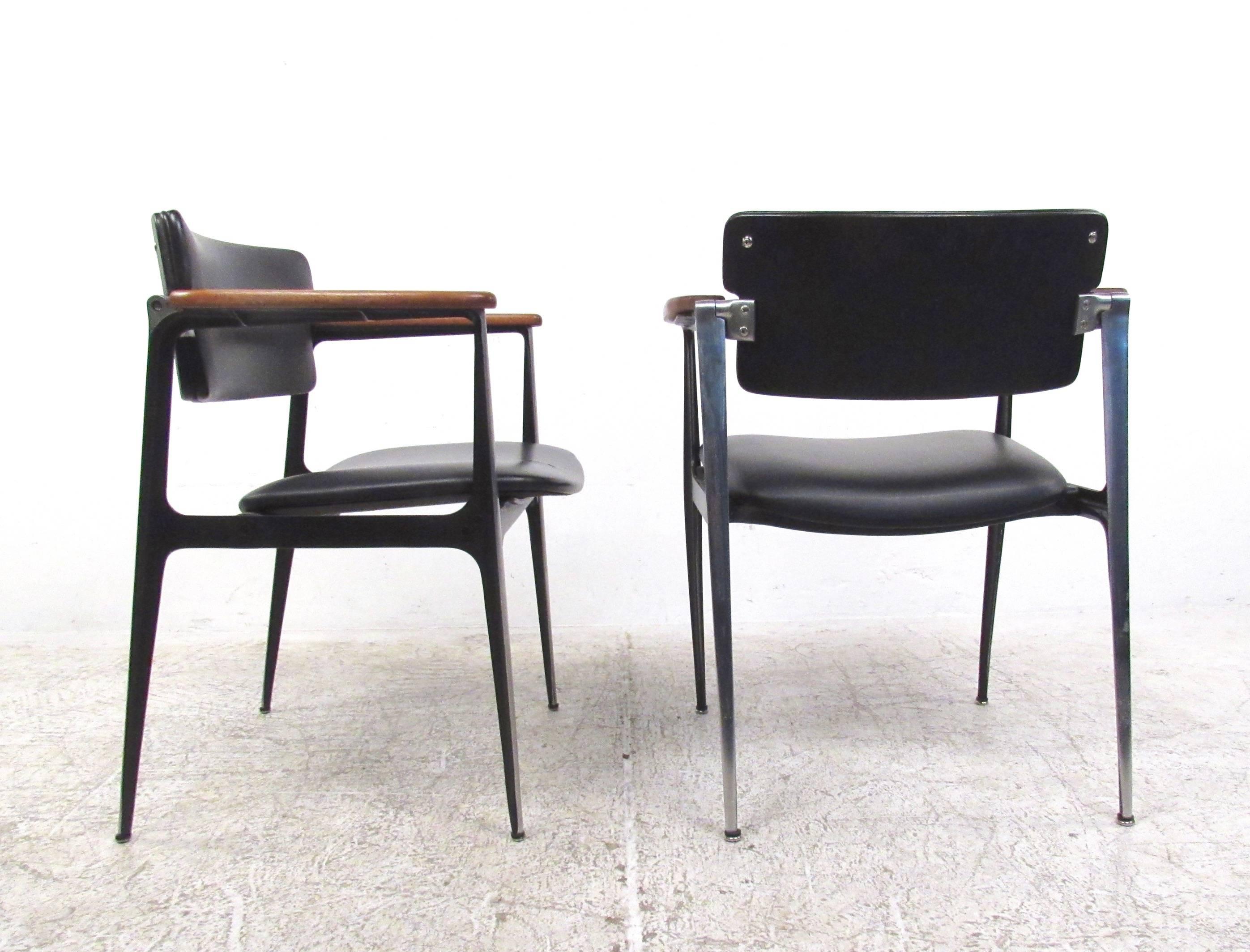 Mid-20th Century Pair of Stylish Mid-Century Modern Armchairs