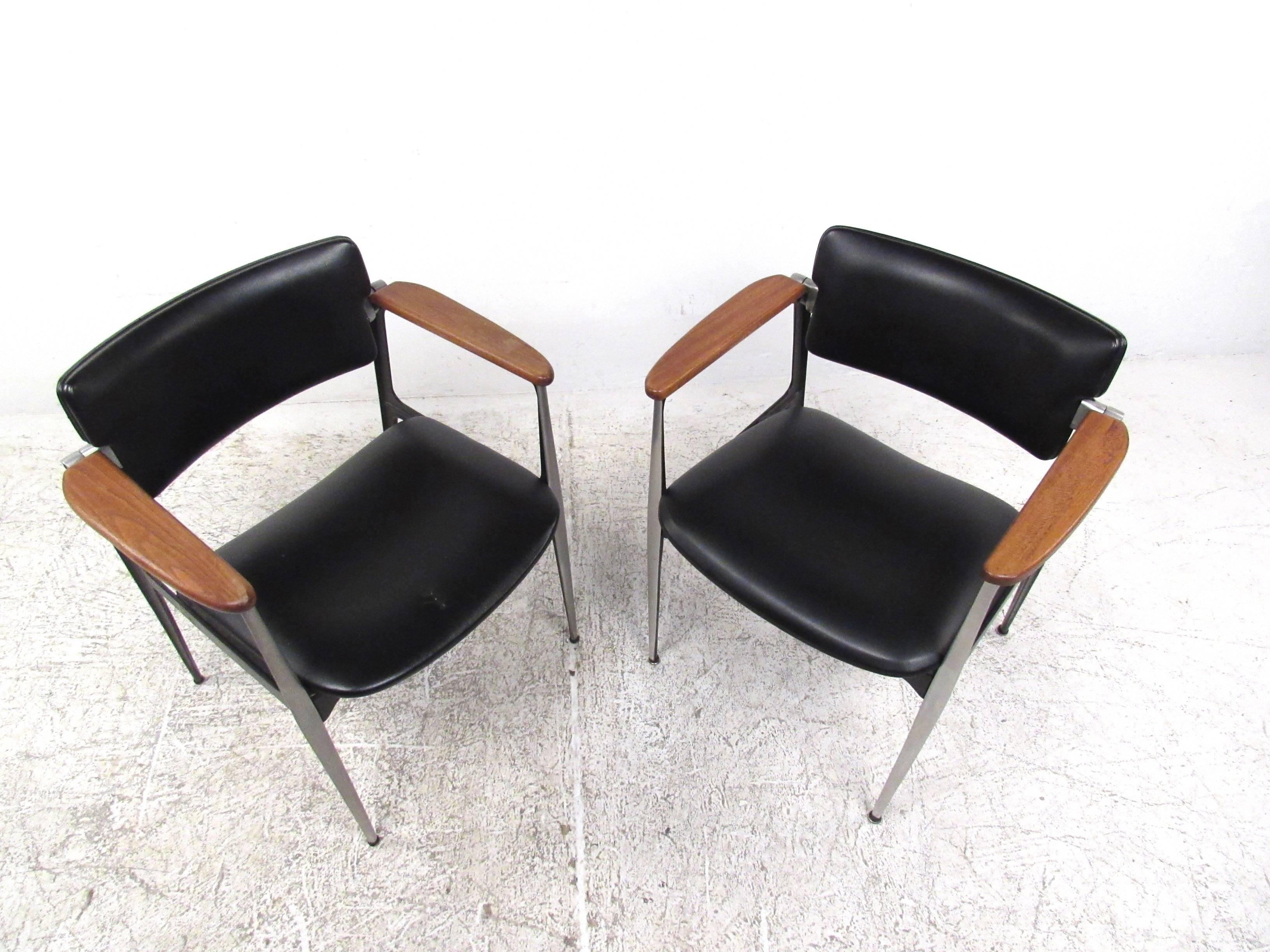 Pair of Stylish Mid-Century Modern Armchairs In Good Condition In Brooklyn, NY