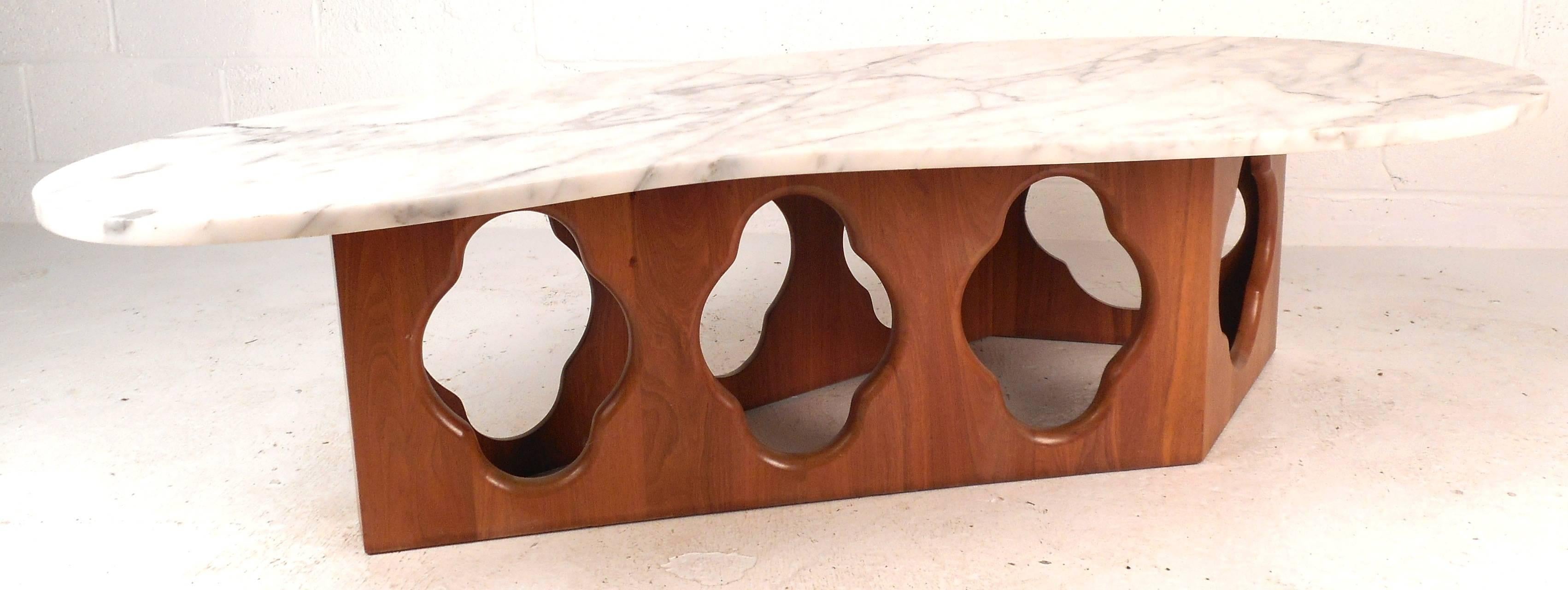 This beautiful vintage Modern kidney shaped coffee table features a sculpted teak wood base with intricate cut out designs and stylish white marble top. The unique shape of the base makes it an impressive addition to any modern interior. Please