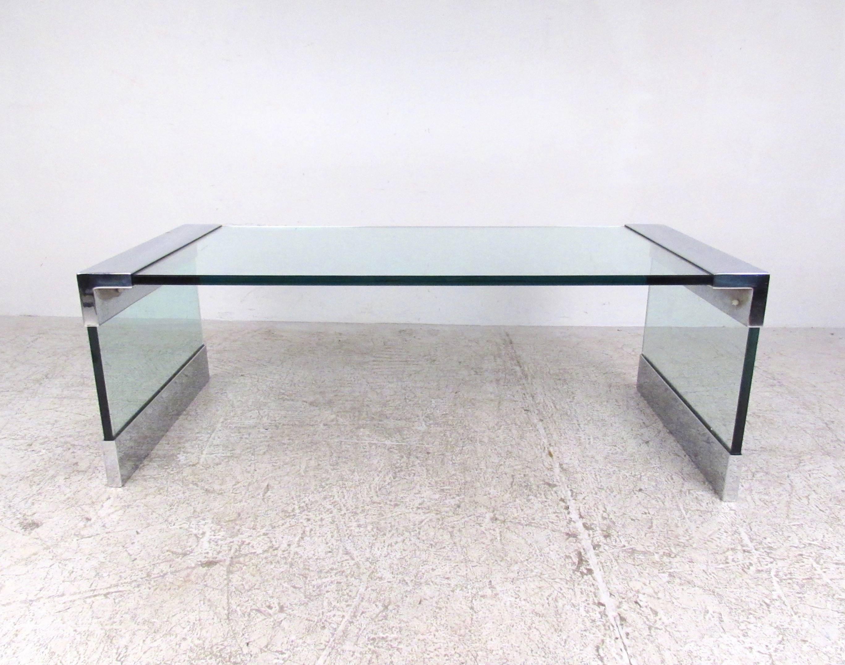 Mid-Century Modern Table basse vintage en chrome et verre d'après Pace en vente