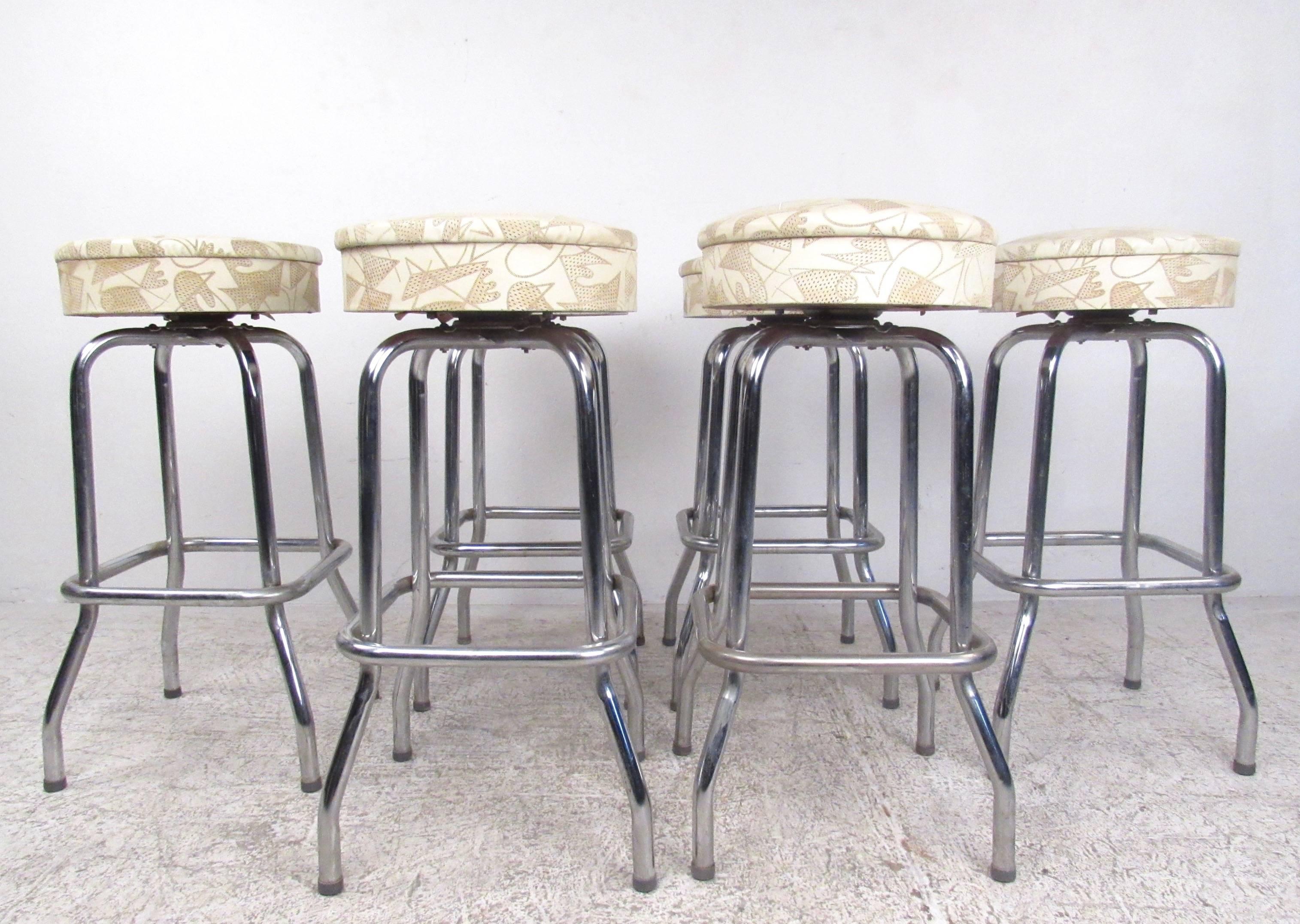 Questo set di sei sgabelli da bar vintage è caratterizzato da strutture cromate ad altezza bar con sedili girevoli in vinile. I disegni strutturati in vinile aggiungono un tocco di stile Mid-Century al set, mentre le basi delle gambe svasate e le