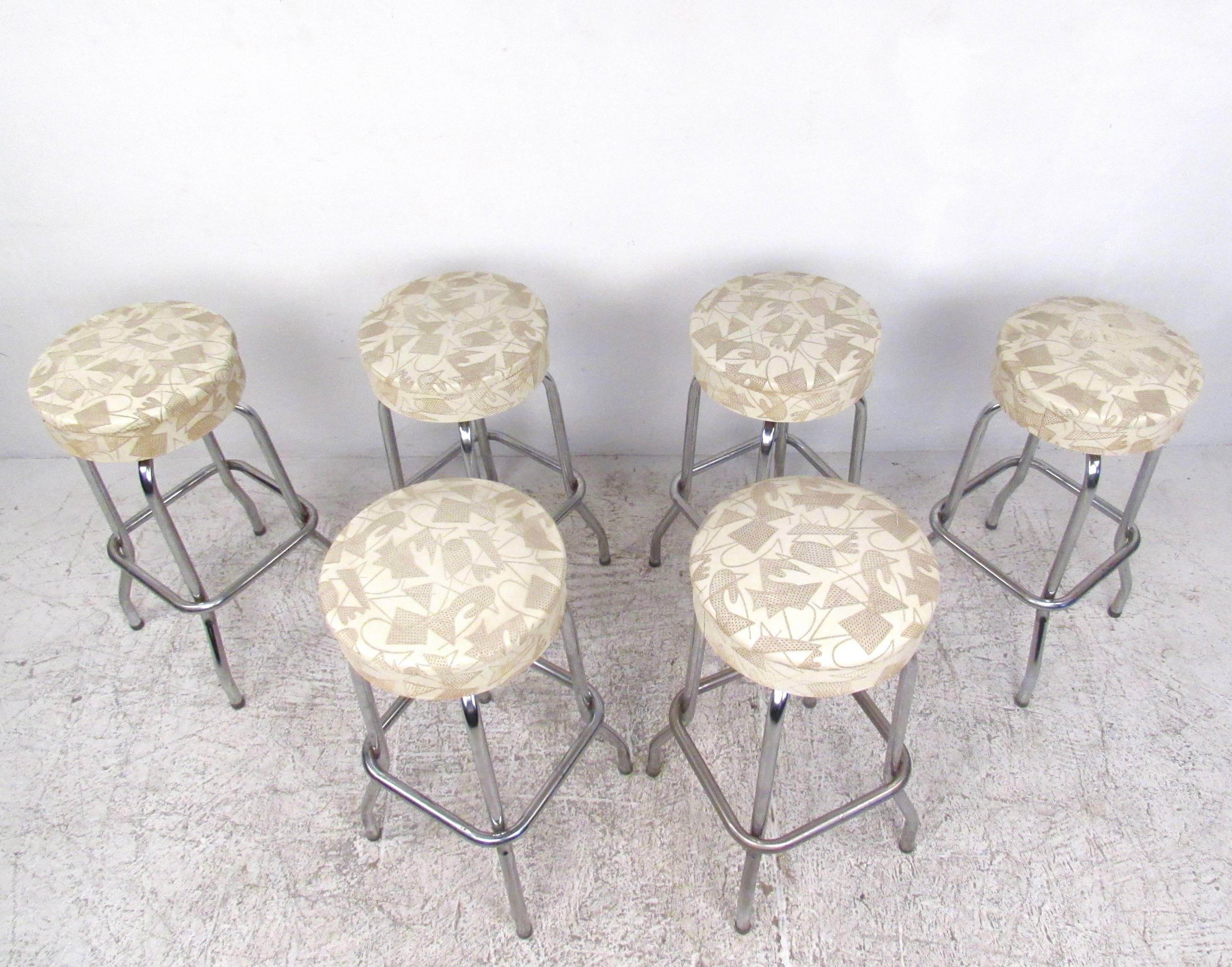 Mid-Century moderno Set di sei sgabelli girevoli in vinile e cromo in stile Mid-Century Modern in vendita